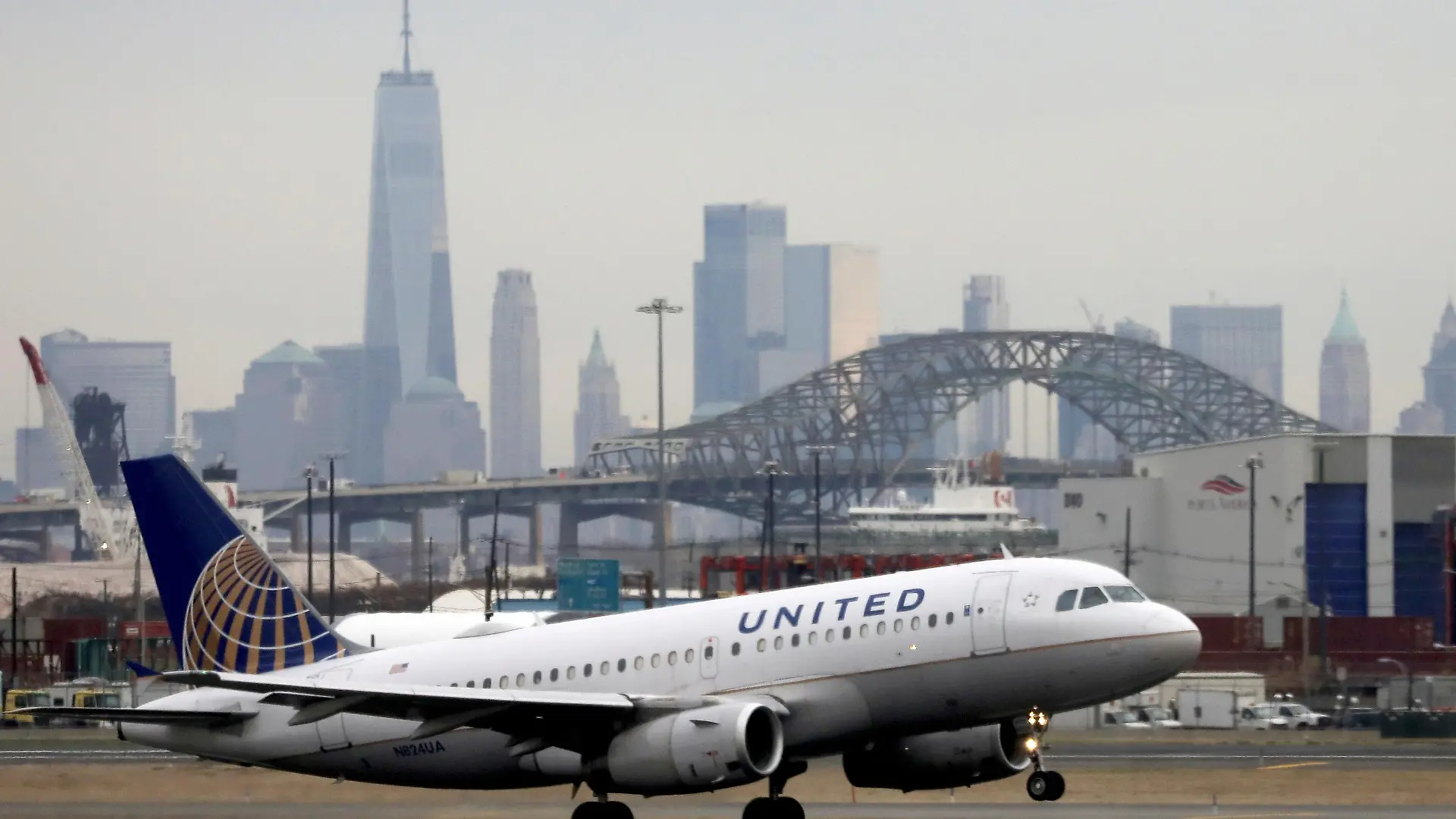 FILE PHOTO: A United Airlines passenger jet takes off with New York City as a backdrop, at Newark Liberty International Airport, New Jersey, U.S. December 6, 2019. REUTERS/Chris Helgren/File Photo