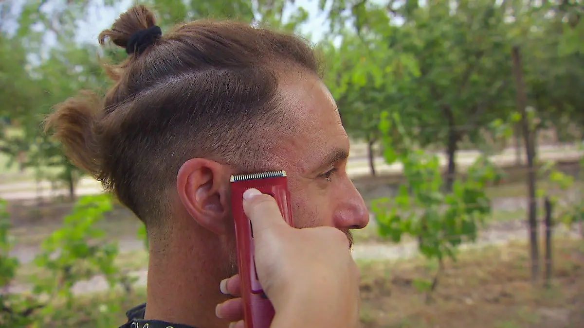 Bei "Bauer sucht Frau International" geht's Ezequiels Haarpracht an den Kragen.