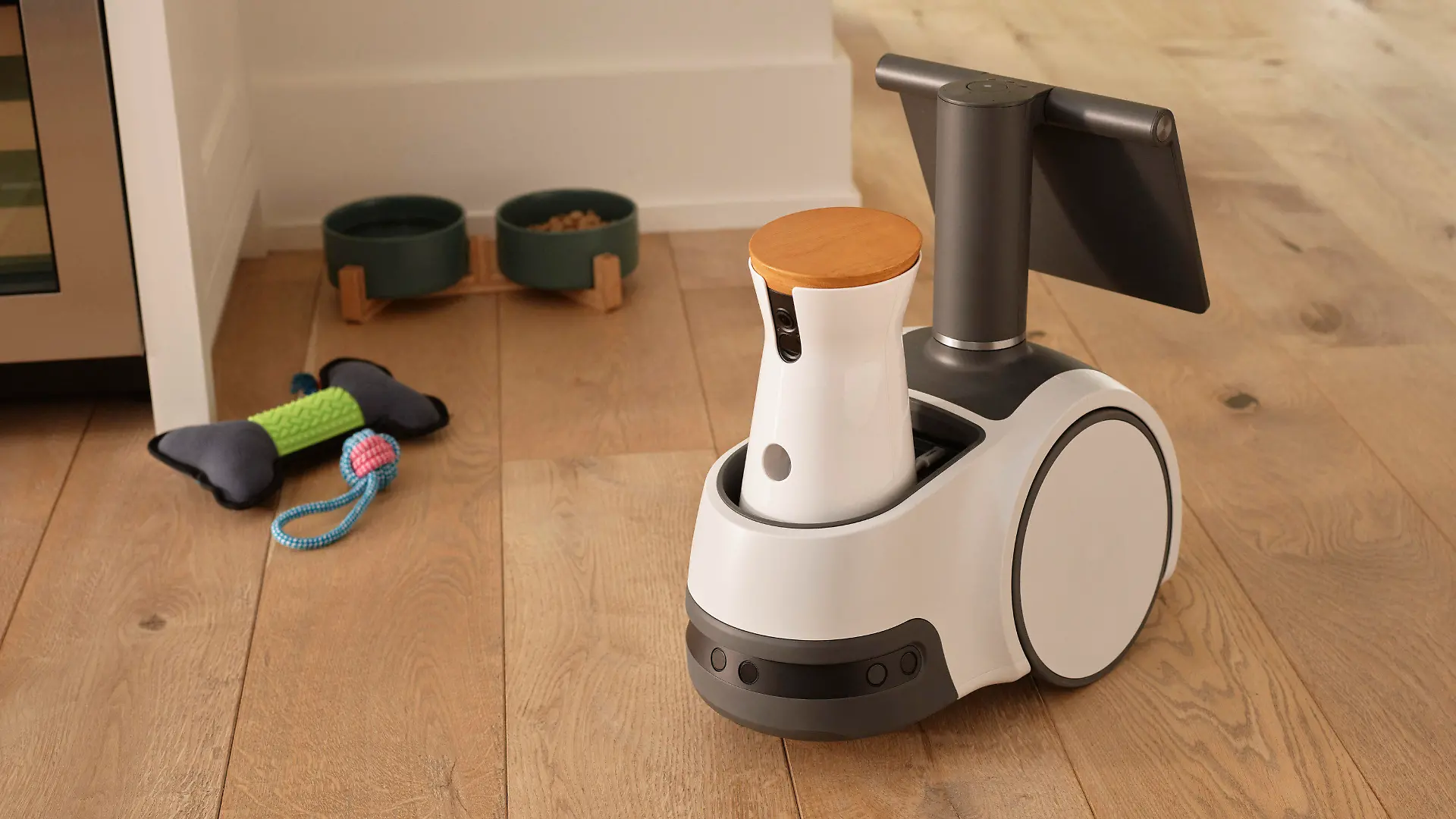 06.04.2021, ---, -: Das von Amazon zur Verfügung gestellte Handout zeit den Haushaltsroboter Astro, der in einer Wohnung auf dem Fußboden zu sehen ist. Der Online-Händler Amazon stellte am Dienstag ein Gerät mit dem Namen Astro vor - es hat einen Bildschirm, kann seine Umgebung mit Kamera und Mikrofon erfassen und bewegt sich auf Rädern durchs Haus. Foto: Collin Hughes/Amazon via AP/dpa - ACHTUNG: Nur zur redaktionellen Verwendung und nur mit vollständiger Nennung des vorstehenden Credits innerhalb von 14 Tagen nach Sendedatum. +++ dpa-Bildfunk +++