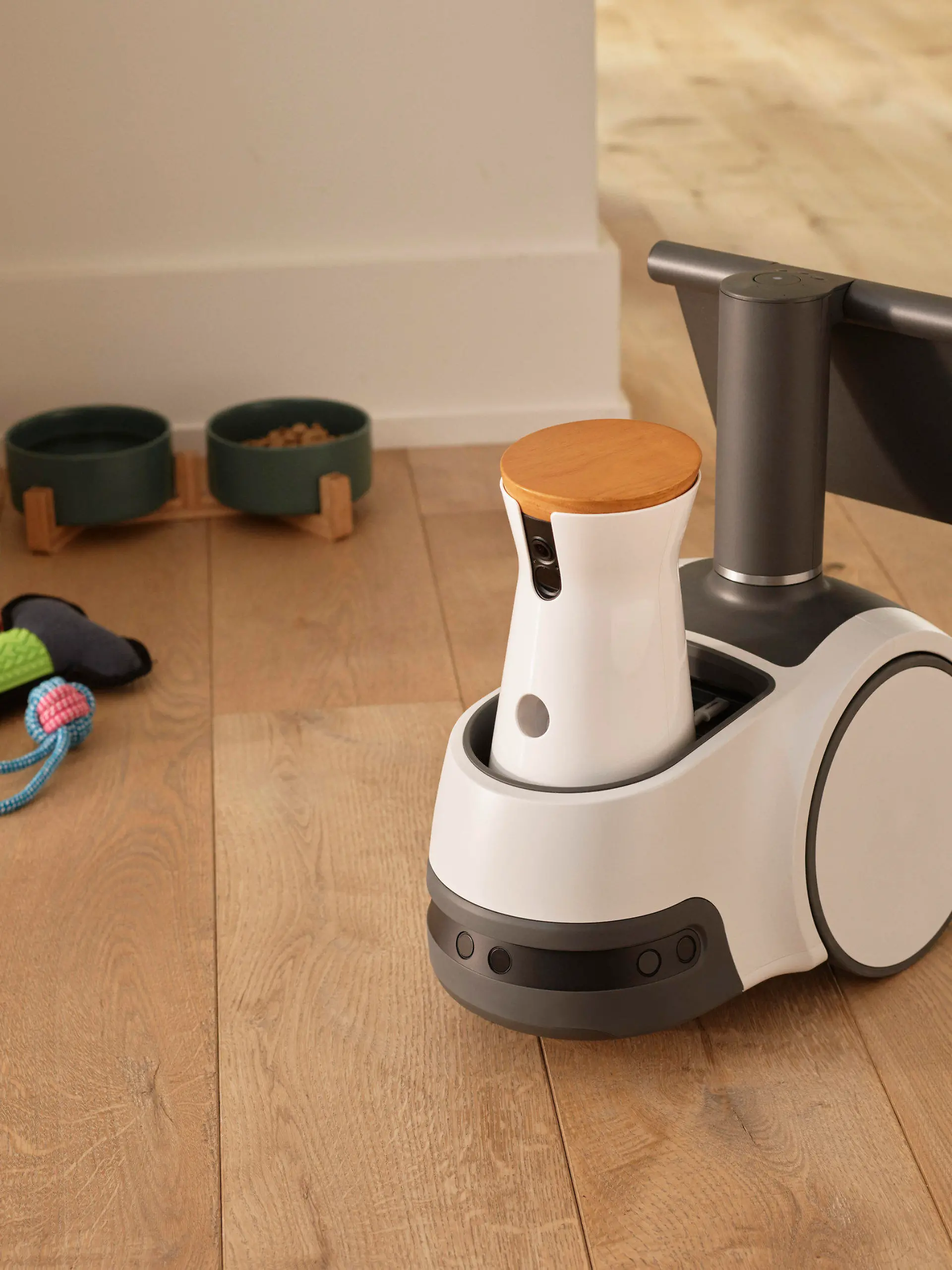 06.04.2021, ---, -: Das von Amazon zur Verfügung gestellte Handout zeit den Haushaltsroboter Astro, der in einer Wohnung auf dem Fußboden zu sehen ist. Der Online-Händler Amazon stellte am Dienstag ein Gerät mit dem Namen Astro vor - es hat einen Bildschirm, kann seine Umgebung mit Kamera und Mikrofon erfassen und bewegt sich auf Rädern durchs Haus. Foto: Collin Hughes/Amazon via AP/dpa - ACHTUNG: Nur zur redaktionellen Verwendung und nur mit vollständiger Nennung des vorstehenden Credits innerhalb von 14 Tagen nach Sendedatum. +++ dpa-Bildfunk +++
