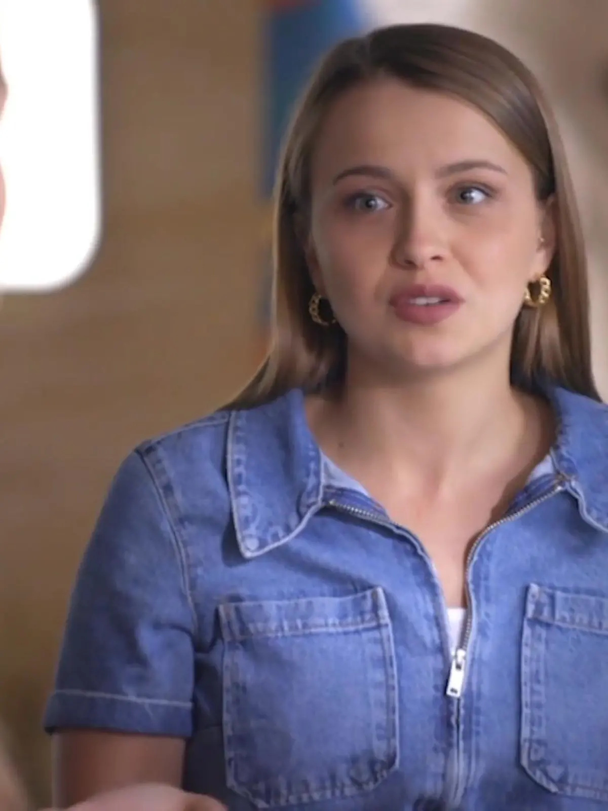 Lucie gesteht Chiara, dass sie einen von den bösen Shitstorm-Kommentaren im Netz geliked hat. Doch Chiara verzeiht der ehrlichen Lucie und verteidigt sie sogar vor der empörten Leyla.