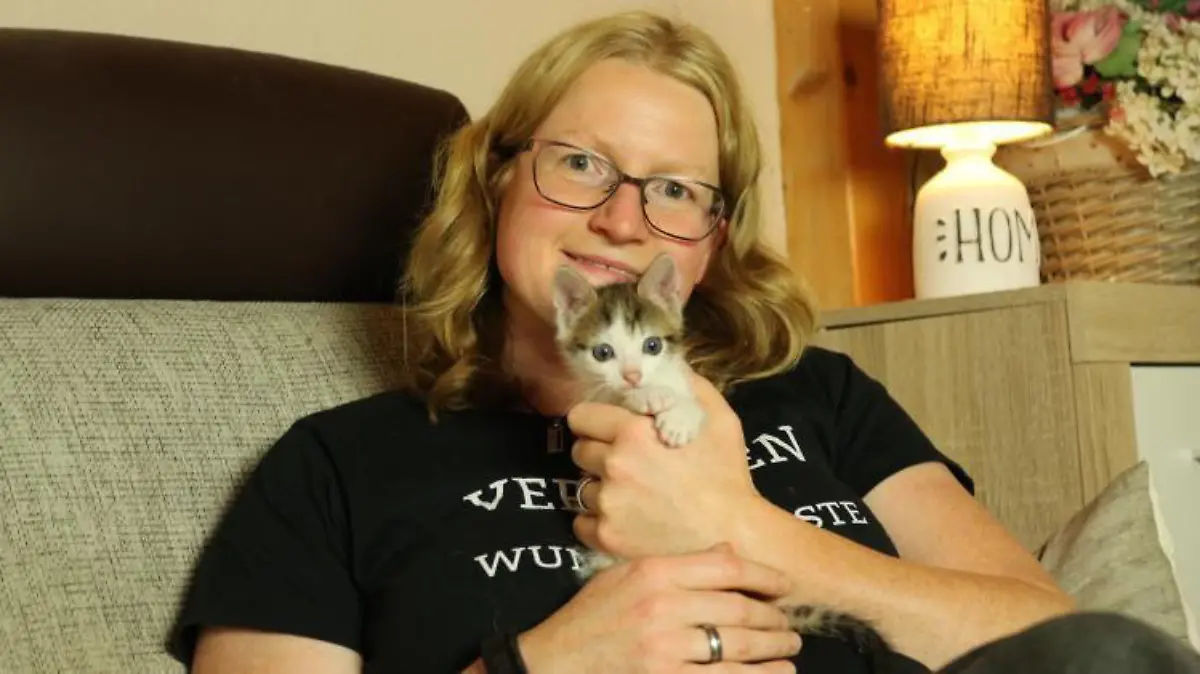 Rebecca Zielke brachte Kater Mogli in ihrer Kameratasche nach Hause.