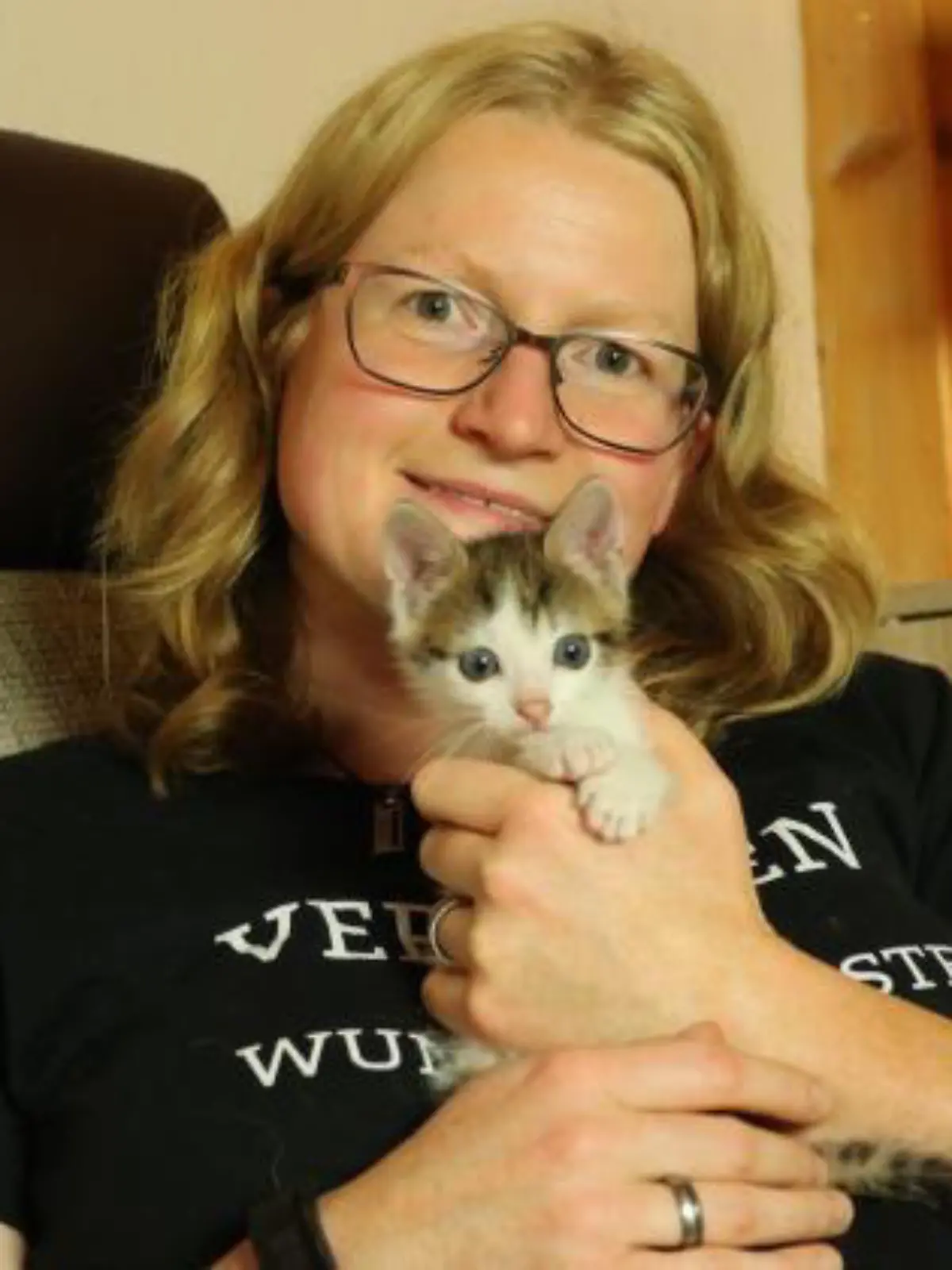 Rebecca Zielke brachte Kater Mogli in ihrer Kameratasche nach Hause.