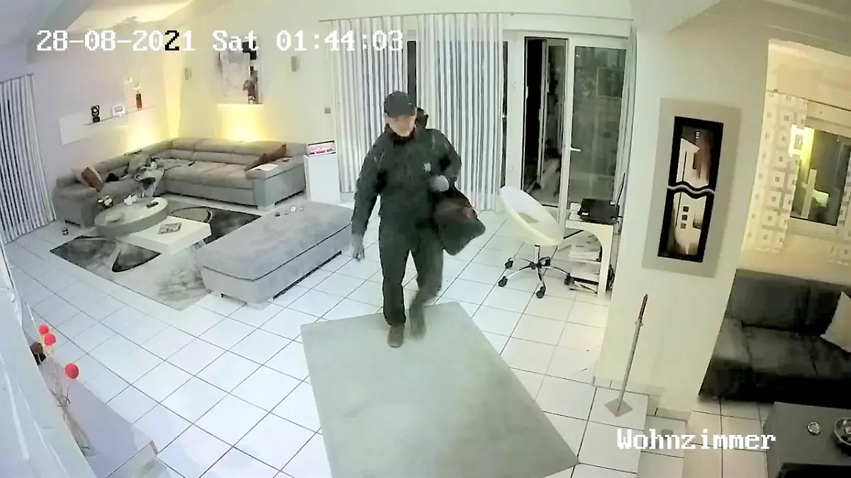 Ein Ehepaar wurde Ende August in Hamm in ihrem Wohnhaus mitten in der Nacht von Einbrechern überfallen. Jetzt fahndet die Polizei öffentlich mit Bildern der Überwachungskamera.