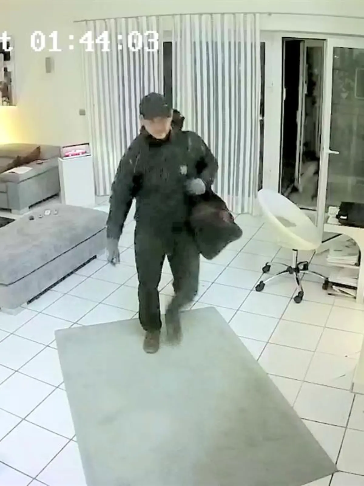 Ein Ehepaar wurde Ende August in Hamm in ihrem Wohnhaus mitten in der Nacht von Einbrechern überfallen. Jetzt fahndet die Polizei öffentlich mit Bildern der Überwachungskamera.