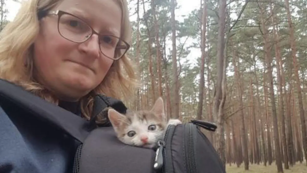 Rebecca Zielke brachte Kater Mogli im Rucksack nach Hause.