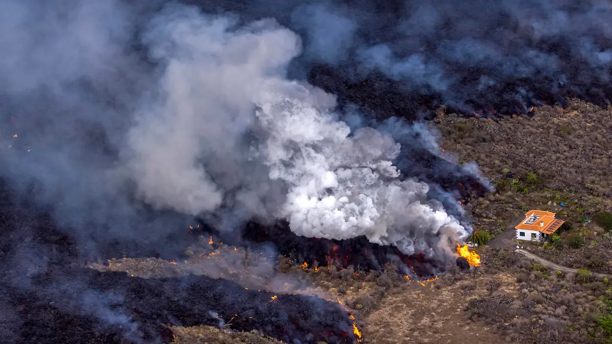 A house in the middle of the lava of the volcano of La Palma is safe from being destroyed by lava in the area of El Paraiso, La Palma, on 21 September 2021, in La Palma, Santa Cruz de Tenerife, Canary Islands Spain. The river of lava from the Cumbre Vieja volcano continues to advance towards the sea, although in the last few hours its pace has slowed down. The lava has covered a total of 103 hectares and has destroyed 156 buildings, according to the European Union s Copernicus satellite program. In addition, 5,500 people from villages near the volcano have been evacuated. 21 SEPTEMBER 2021VOLCANOLA PALMAHOME: EVICTIONLAVAFIRENATURAL CATASTROPHE Equipo I Love The World 09/20/2021 La Palma, Santa Cruz de Tenerife La Palma, Santa Cru Copyright: xEquipoxIxLovexThexWorldx 3950950