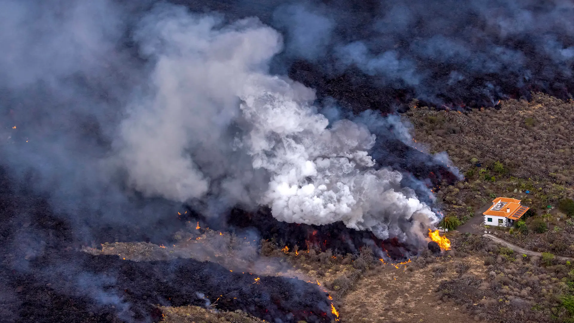 A house in the middle of the lava of the volcano of La Palma is safe from being destroyed by lava in the area of El Paraiso, La Palma, on 21 September 2021, in La Palma, Santa Cruz de Tenerife, Canary Islands Spain. The river of lava from the Cumbre Vieja volcano continues to advance towards the sea, although in the last few hours its pace has slowed down. The lava has covered a total of 103 hectares and has destroyed 156 buildings, according to the European Union s Copernicus satellite program. In addition, 5,500 people from villages near the volcano have been evacuated. 21 SEPTEMBER 2021VOLCANOLA PALMAHOME: EVICTIONLAVAFIRENATURAL CATASTROPHE Equipo I Love The World 09/20/2021 La Palma, Santa Cruz de Tenerife La Palma, Santa Cru Copyright: xEquipoxIxLovexThexWorldx 3950950