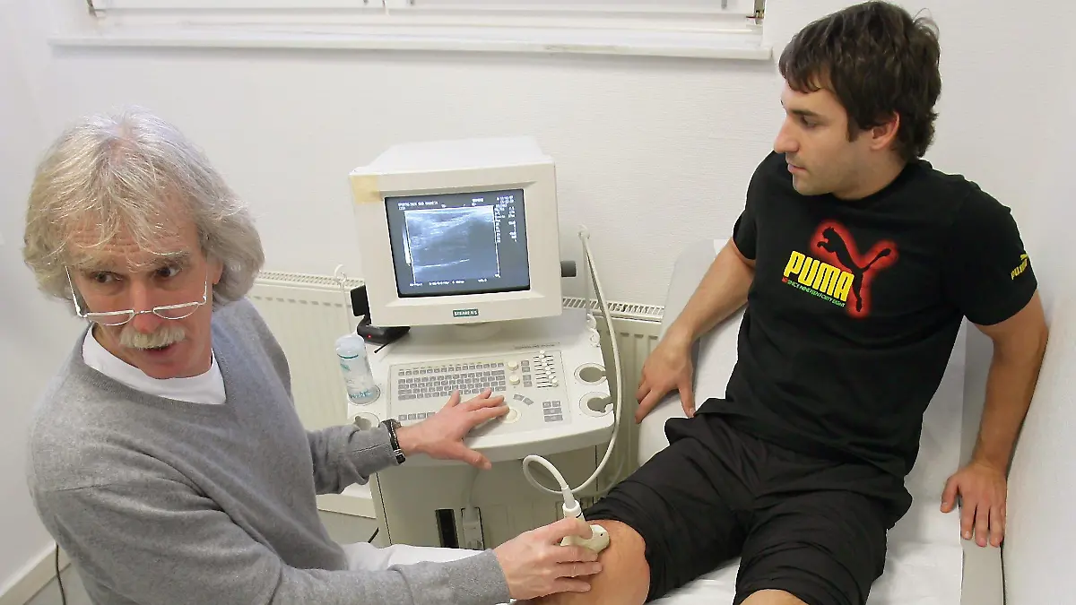 Der Leiter der Sportklinik in Bad Nauheim, Dr. Johannes Peil (l), untersucht den Formel-1-Fahrer Timo Glock am Knie (Foto vom 12.12.2007). Michael Schumacher legt sich für sein geplantes Comeback voll ins Zeug. «Er will es schaffen. Die ganze Professionalität von Schumacher steckt hinter dieser Vorbereitung», sagte der Chefarzt der Sportklinik Bad Nauheim, Dr. Johannes Peil, der Deutschen Presse-Agentur dpa. «Aber erst nach Abschluss aller Untersuchungen werden wir wissen, ob er fahren kann.». Foto: Uwe Anspach (zu dpa-KORR: "Schumacher-Arzt: «Er will es schaffen»" vom 01.08.2009) +++(c) dpa - Bildfunk+++