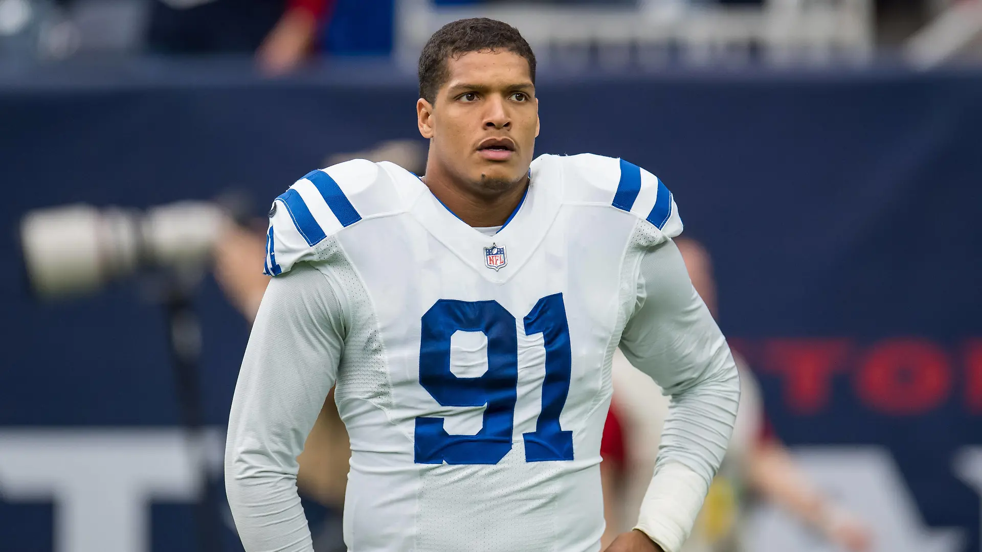 December 5, 2021: Indianapolis Colts defensive end Isaac Rochell 91 prior to an NFL, American Football Herren, USA football game between the Indianapolis Colts and the Houston Texans at NRG Stadium in Houston, TX. The Colts won the game 31 to 0... /CSM Houston U.S. - ZUMAc04_ 20211205_zaf_c04_142 Copyright: xTraskxSmithx