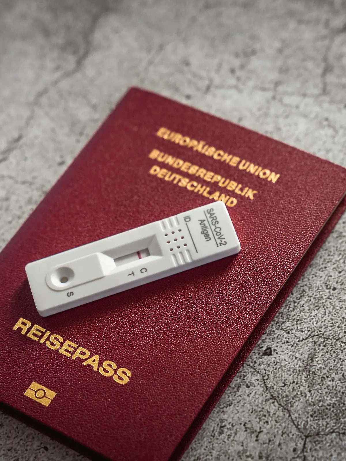  Bavaria, Germany - 08 april 2021: german passport with a negative coronavirus covid-19 self rapid test. travel concept during the covid-19 pandemic. german certificate of health. Reisepass
