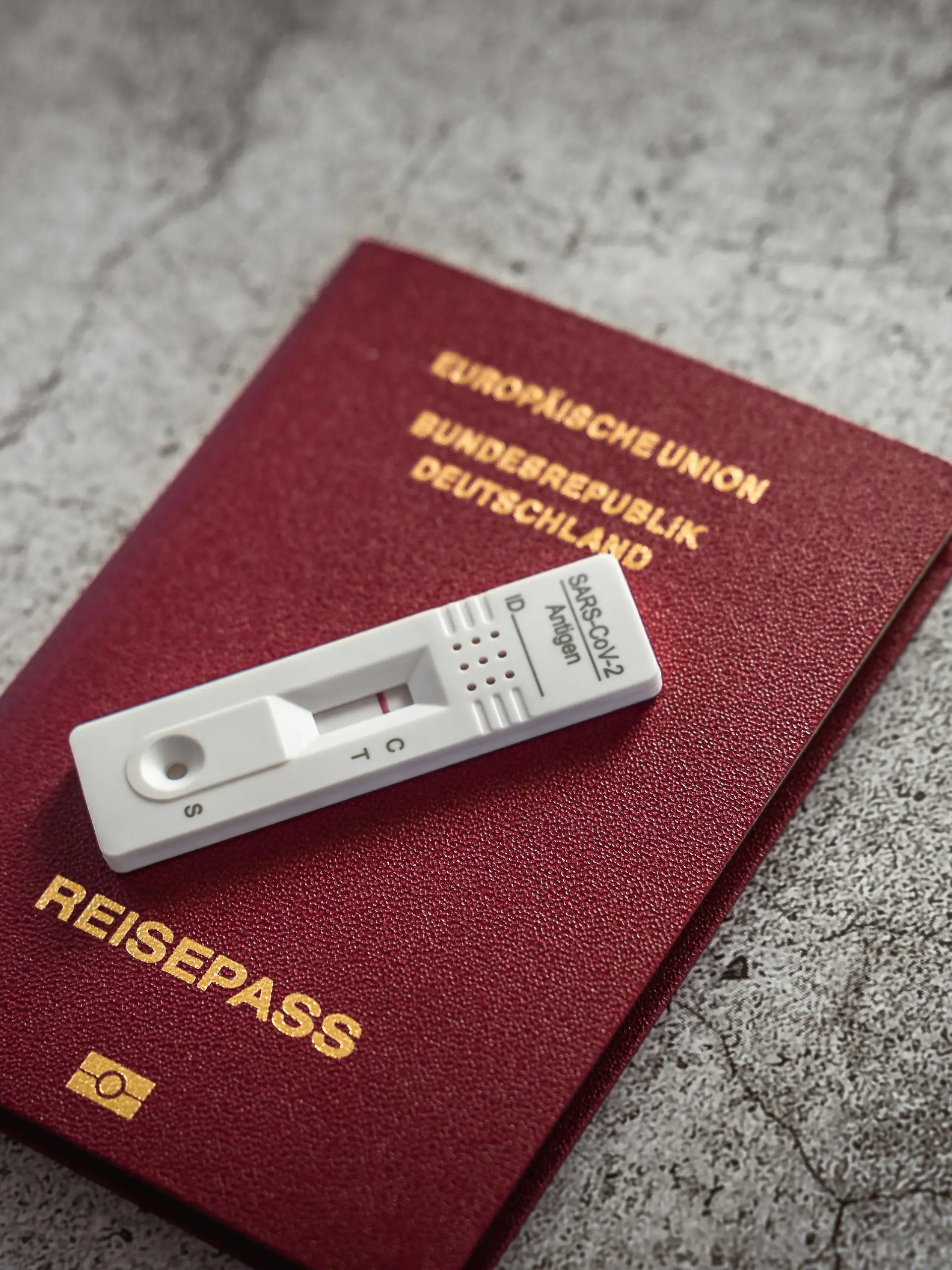  Bavaria, Germany - 08 april 2021: german passport with a negative coronavirus covid-19 self rapid test. travel concept during the covid-19 pandemic. german certificate of health. Reisepass