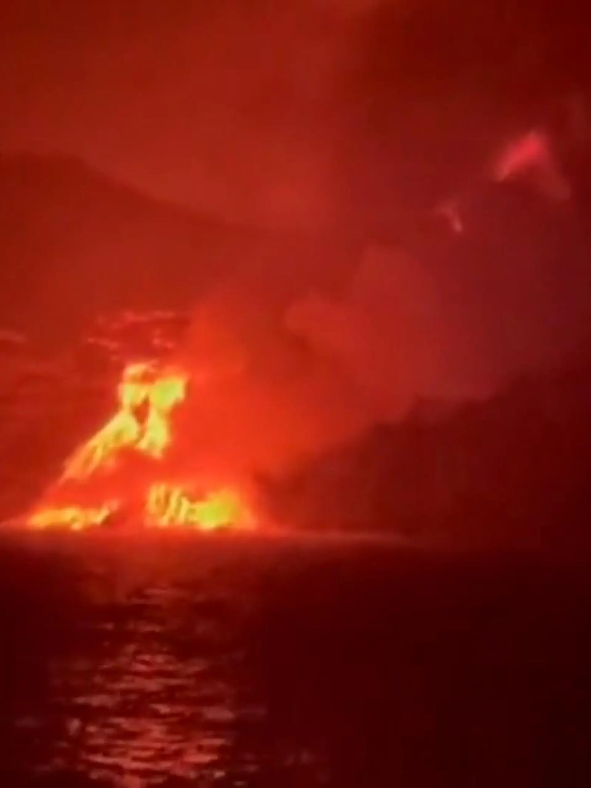 Nach Vulkanausbruch auf La Palma fließt jetzt Lava ins Meer.