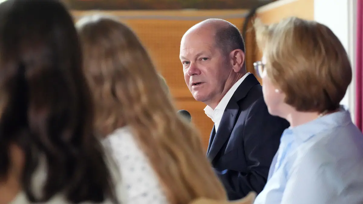 22.05.2023, Brandenburg, Kleinmachnow: Bundeskanzler Olaf Scholz (SPD) besucht anlässlich des EU-Projekttages die Eigenherd-Schule und beantwortet in der Mensa die Fragen der auf dem Podium sitzenden Schüler der sechsten Klassenstufe. Foto: Soeren Stache/dpa +++ dpa-Bildfunk +++