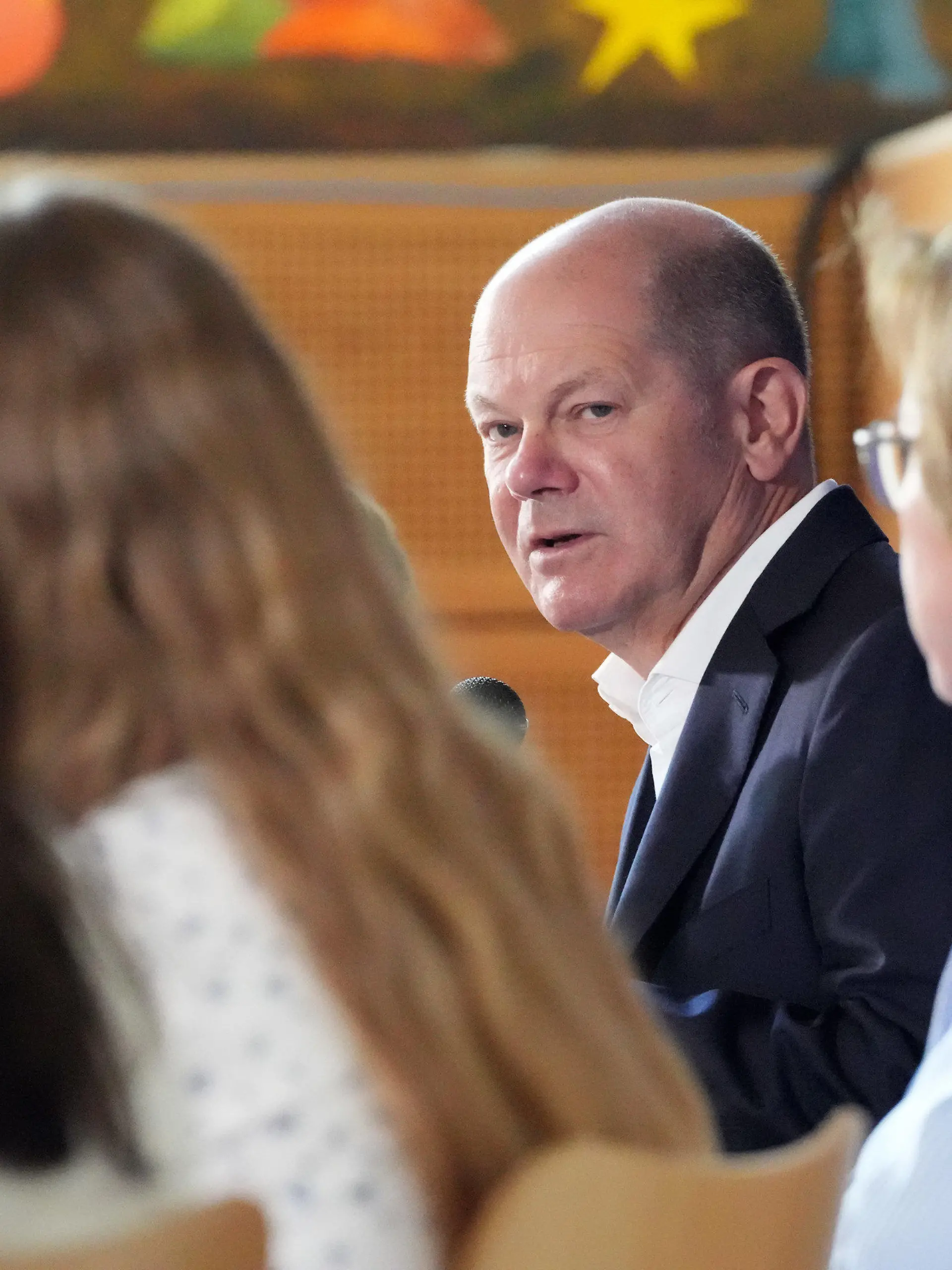 22.05.2023, Brandenburg, Kleinmachnow: Bundeskanzler Olaf Scholz (SPD) besucht anlässlich des EU-Projekttages die Eigenherd-Schule und beantwortet in der Mensa die Fragen der auf dem Podium sitzenden Schüler der sechsten Klassenstufe. Foto: Soeren Stache/dpa +++ dpa-Bildfunk +++