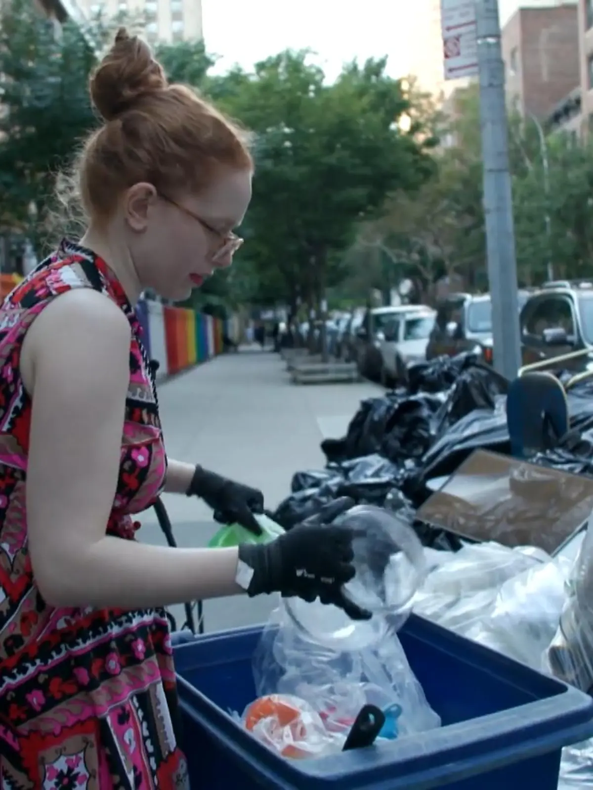 „Müllfluencerin“ Anna Sacks durchwühlt das, was andere achtlos wegschmeißen! Die 30-Jährige ist auf den Straßen New York Citys (USA) unterwegs, sucht und sammelt im Müll und hat dabei eine Mission: Den Menschen aufzeigen, wie verschwenderisch sie mit Produkten jeglicher Art umgehen. Denn: Auf ihren „Trashwalks“ („Müllspaziergängen“) findet sie nicht nur Dinge, die noch völlig intakt sind, sondern auch ab und zu echte Schätze.