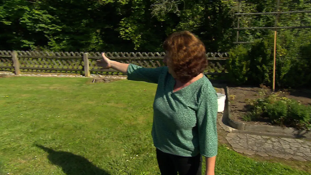 Wird dieser Garten sie in den Ruin treiben? Karla Hoffmann zeigt das Ausmaß ihres Arsen-verseuchten Grundstücks.