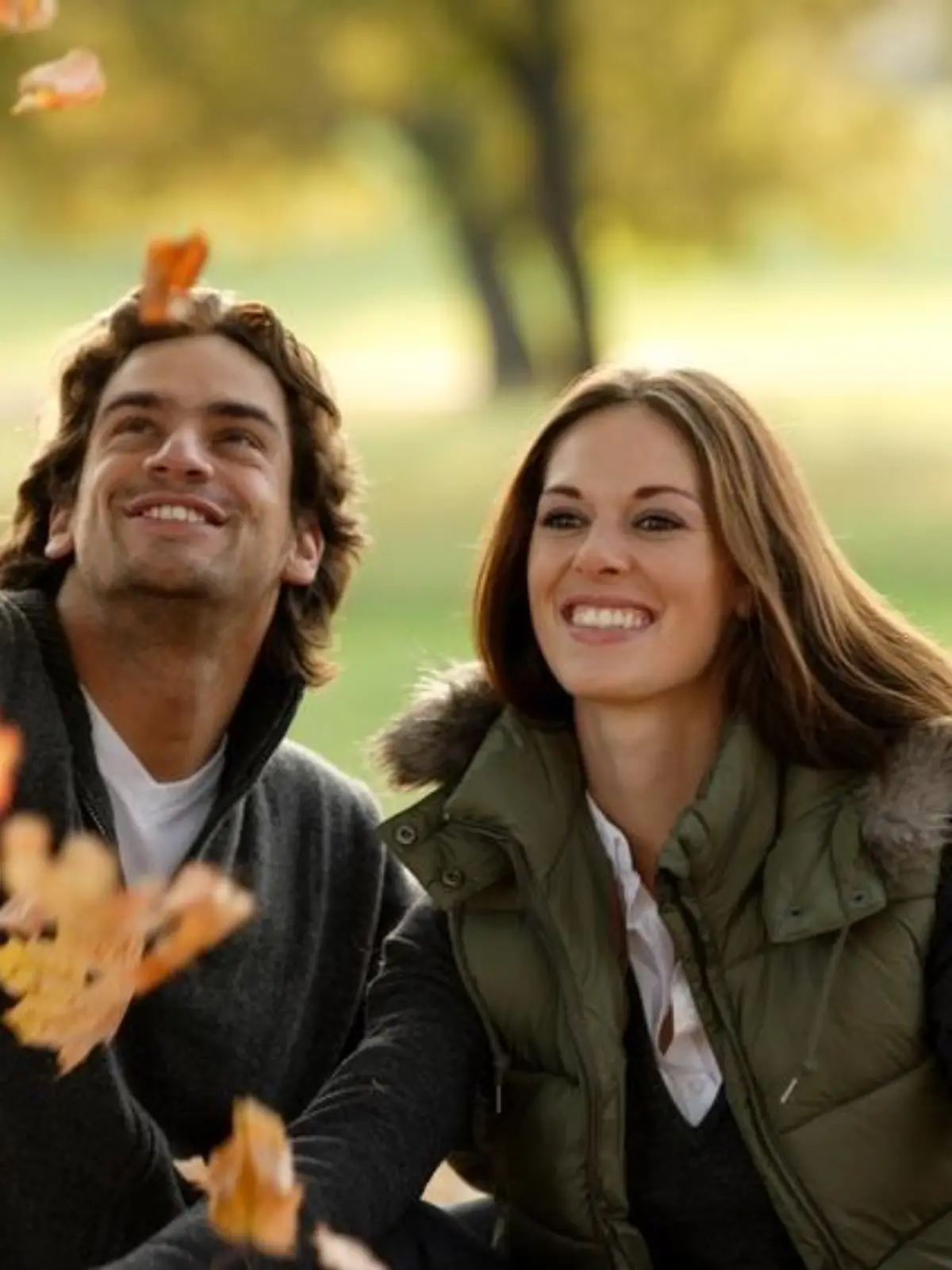 MANN UND FRAU IM HERBSTWALD