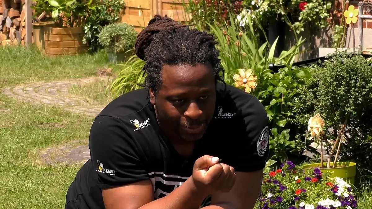 Ist Mola Adebisi der neue Sommerhaus-Manipulator? Mike geht an die Decke