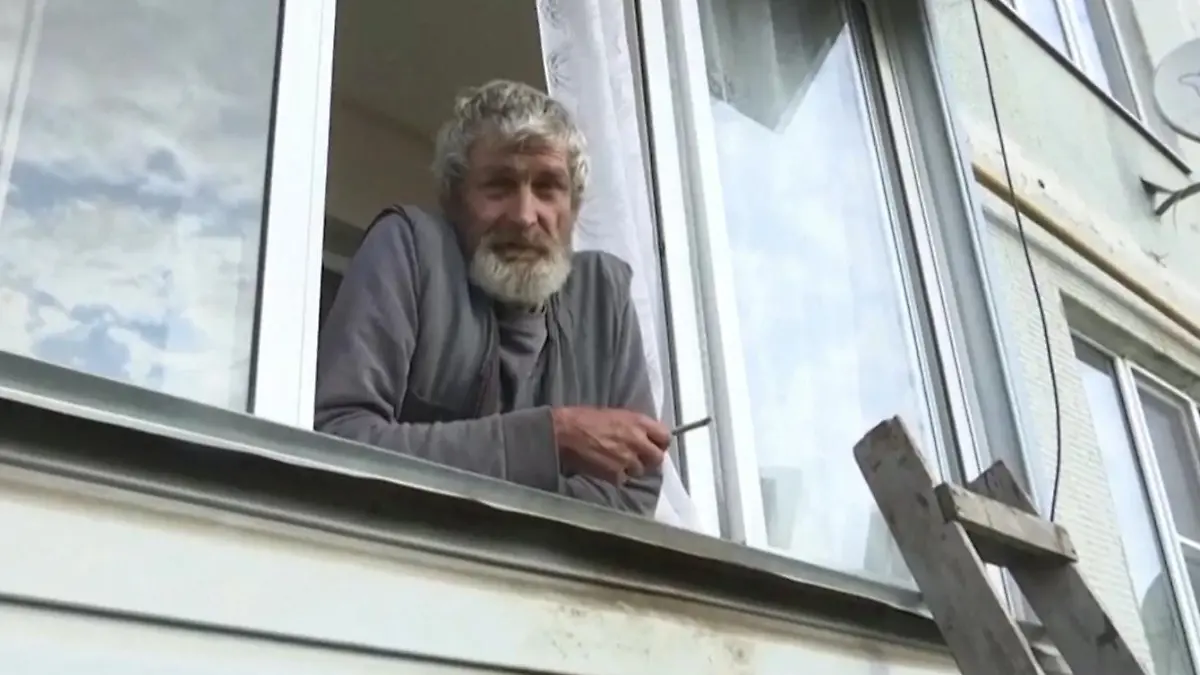 Der 72-jährige Vitaly Stepenok beobachte den Absturz: „Ich schaute nach oben und sah weißen Rauch."