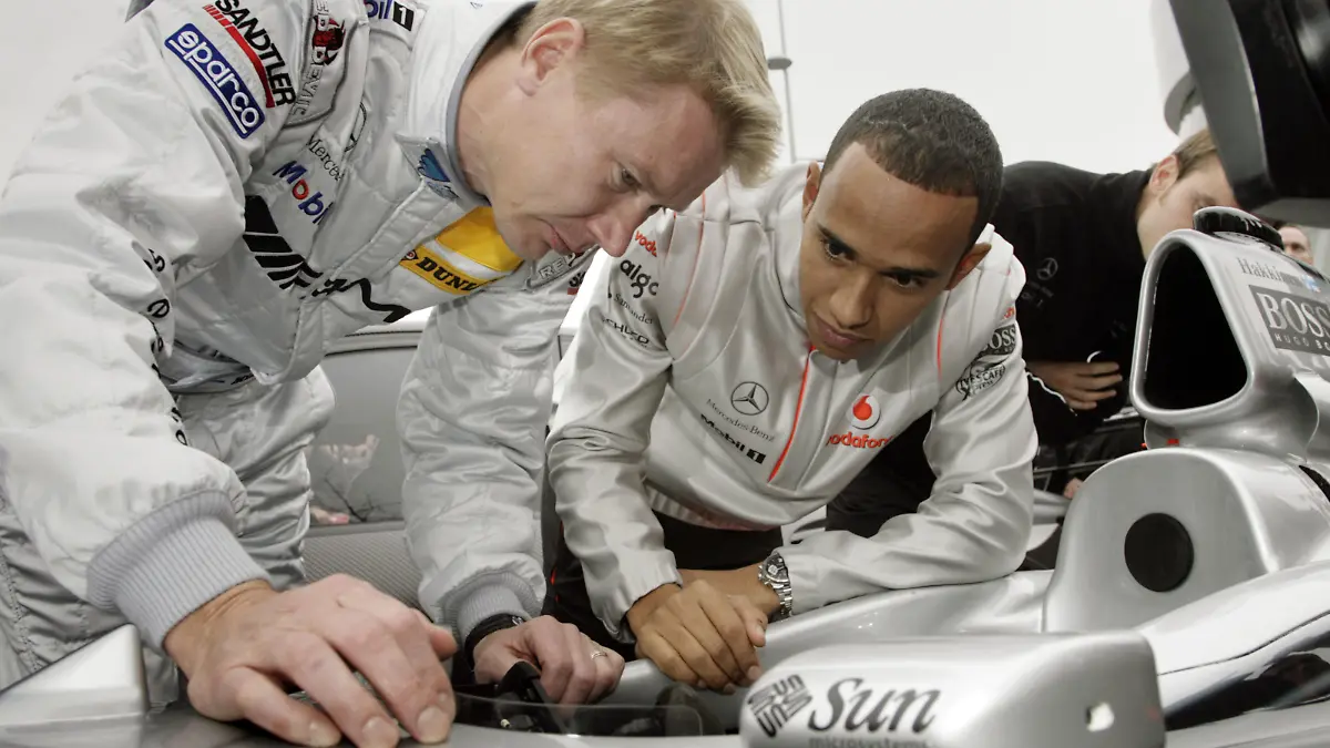 Der zweimalige Formel-1-Weltmeister Mika Häkkinen (l) und der britische Formel-1-Vizeweltmeister Lewis Hamilton betrachten am Samstag (03.11.2007) beim Motorsport-Aktionstag "Stars & Cars" von Mercedes-Benz in Stuttgart-Untertürkheim das Cockpit des ehemaligen Formel-1 Wagens von Häkkinen. Der 39 Jahre alte Finne, der zuletzt für Mercedes im Deutschen Tourenwagen Masters (DTM) startete, gab seinen Rücktritt vom aktiven Motorsport bekannt. Foto: Marijan Murat dpa/lsw +++(c) dpa - Bildfunk+++