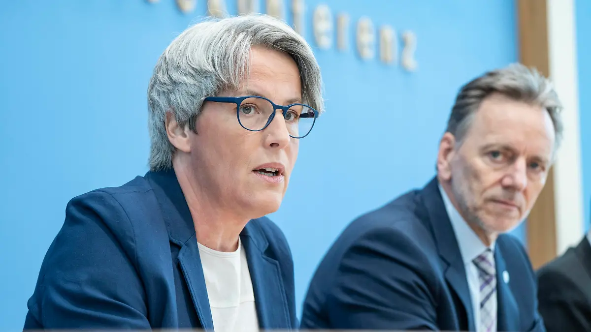 Bundespressekonferenz in Berlin - Vorstellung der Zahlen kindlicher Gewaltopfer Auswertung der Polizeilichen Kriminalstatistik 2022 - Kerstin Claus, Unabhängige Beauftragte für Fragen des sexuellen Kindesmissbrauchs UBSKM mit Holger Münch, Präsident Bundeskriminalamt BKABundespressekonferenz in Berlin - Vorstellung der Zahlen kindlicher Gewaltopfer Auswertung der Polizeilichen Kriminalstatistik 2022 - Kerstin Claus, Unabhängige Beauftragte für Fragen des sexuellen Kindesmissbrauchs UBSKM mit Holger Münch, Präside, Berlin Berlin Deutschland Haus der Bundespressekonferenz *** Federal Press Conference in Berlin Presentation of the figures of child victims of violence Evaluation of the police crime statistics 2022 Kerstin Claus