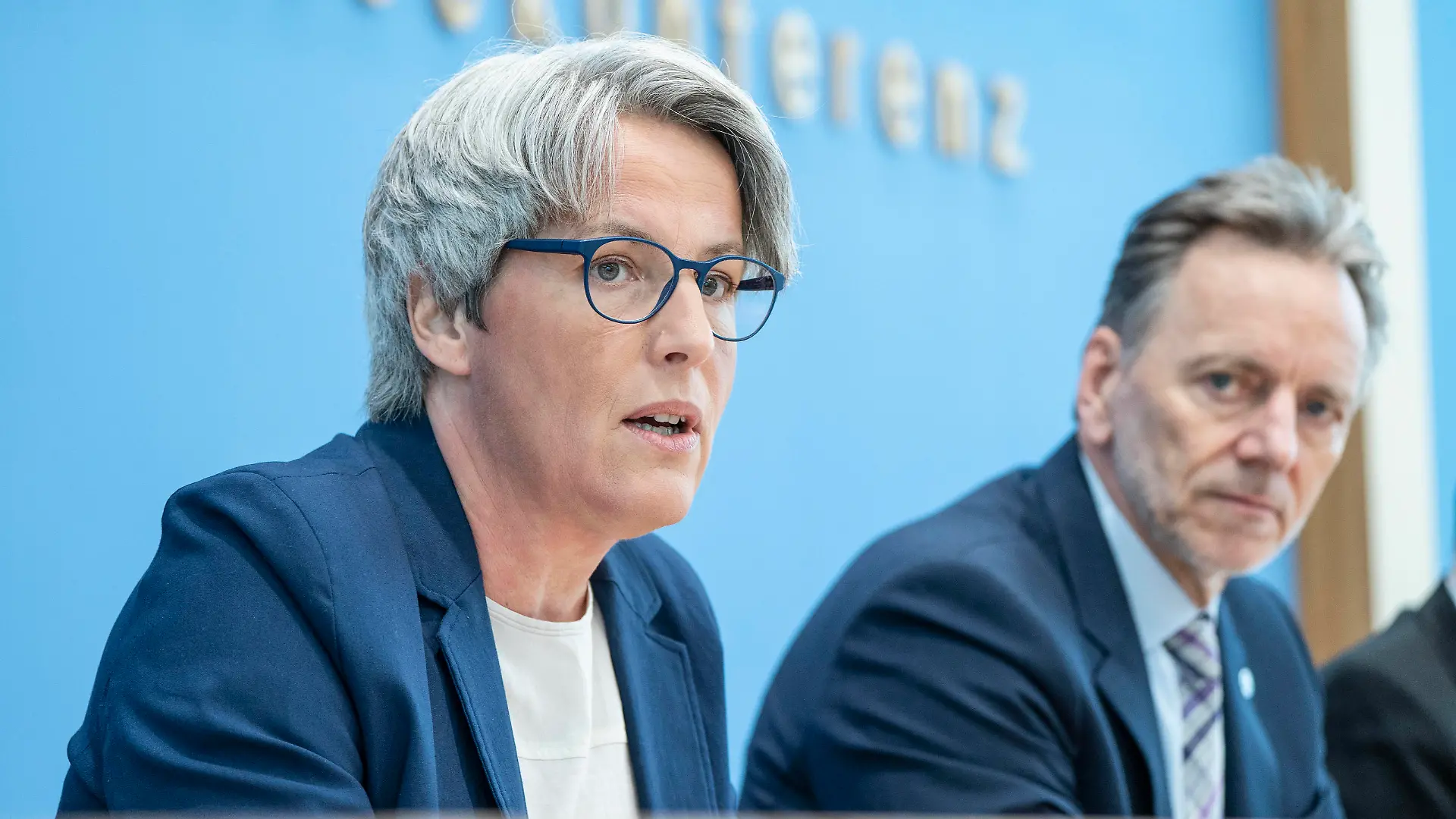 Bundespressekonferenz in Berlin - Vorstellung der Zahlen kindlicher Gewaltopfer Auswertung der Polizeilichen Kriminalstatistik 2022 - Kerstin Claus, Unabhängige Beauftragte für Fragen des sexuellen Kindesmissbrauchs UBSKM mit Holger Münch, Präsident Bundeskriminalamt BKABundespressekonferenz in Berlin - Vorstellung der Zahlen kindlicher Gewaltopfer Auswertung der Polizeilichen Kriminalstatistik 2022 - Kerstin Claus, Unabhängige Beauftragte für Fragen des sexuellen Kindesmissbrauchs UBSKM mit Holger Münch, Präside, Berlin Berlin Deutschland Haus der Bundespressekonferenz *** Federal Press Conference in Berlin Presentation of the figures of child victims of violence Evaluation of the police crime statistics 2022 Kerstin Claus