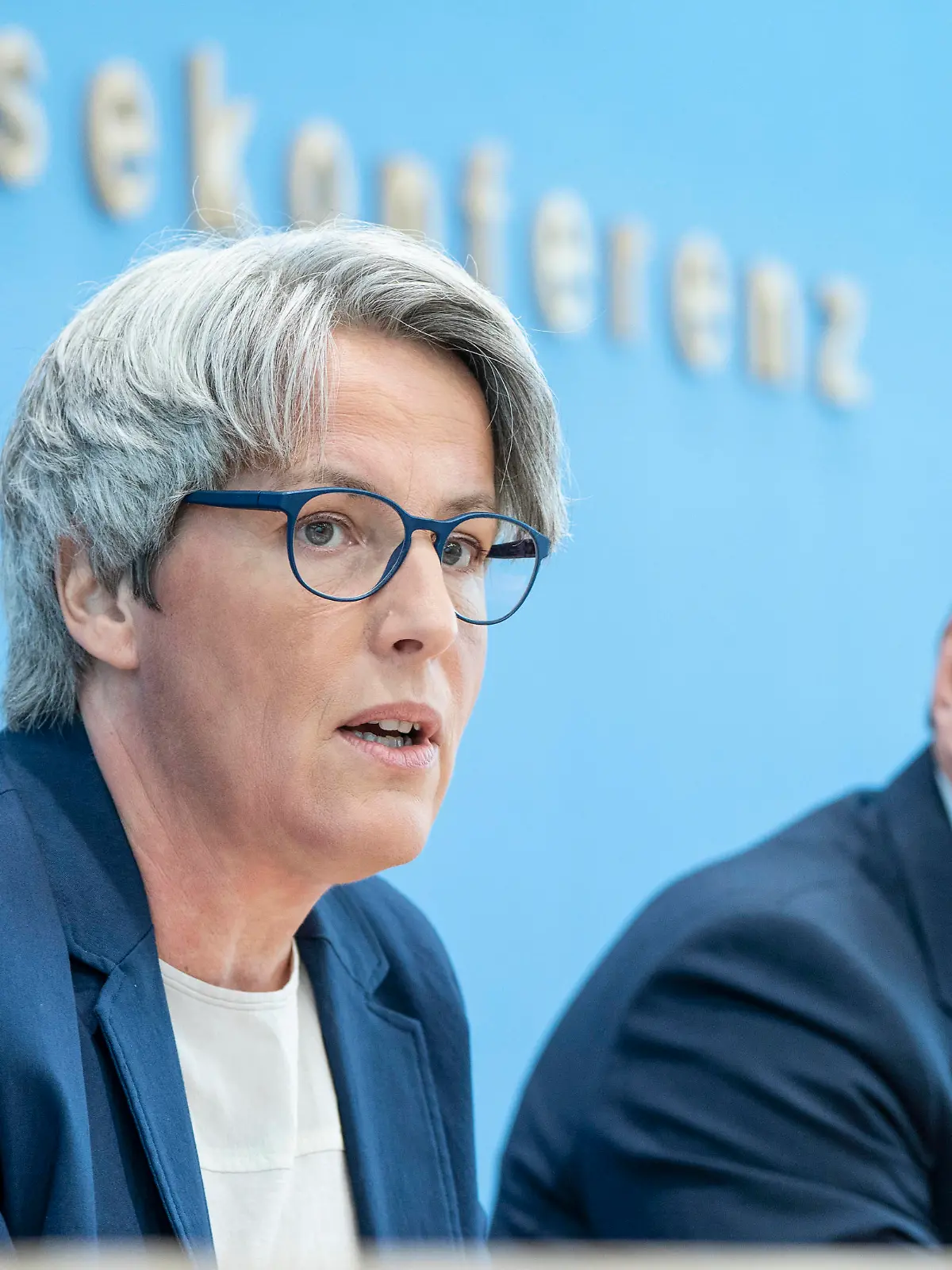 Bundespressekonferenz in Berlin - Vorstellung der Zahlen kindlicher Gewaltopfer Auswertung der Polizeilichen Kriminalstatistik 2022 - Kerstin Claus, Unabhängige Beauftragte für Fragen des sexuellen Kindesmissbrauchs UBSKM mit Holger Münch, Präsident Bundeskriminalamt BKABundespressekonferenz in Berlin - Vorstellung der Zahlen kindlicher Gewaltopfer Auswertung der Polizeilichen Kriminalstatistik 2022 - Kerstin Claus, Unabhängige Beauftragte für Fragen des sexuellen Kindesmissbrauchs UBSKM mit Holger Münch, Präside, Berlin Berlin Deutschland Haus der Bundespressekonferenz *** Federal Press Conference in Berlin Presentation of the figures of child victims of violence Evaluation of the police crime statistics 2022 Kerstin Claus