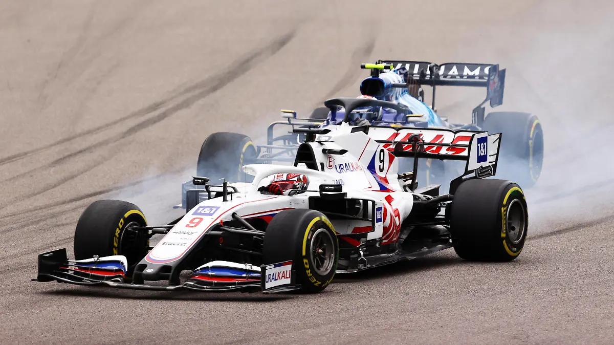 SOCHI, RUSSIA - SEPTEMBER 26: Nikita Mazepin of Russia driving the (9) Haas F1 Team VF-21 Ferrari leads Nicholas Latifi of Canada driving the (6) Williams Racing FW43B Mercedes during the F1 Grand Prix of Russia at Sochi Autodrom on September 26, 2021 in Sochi, Russia. (Photo by Bryn Lennon/Getty Images)