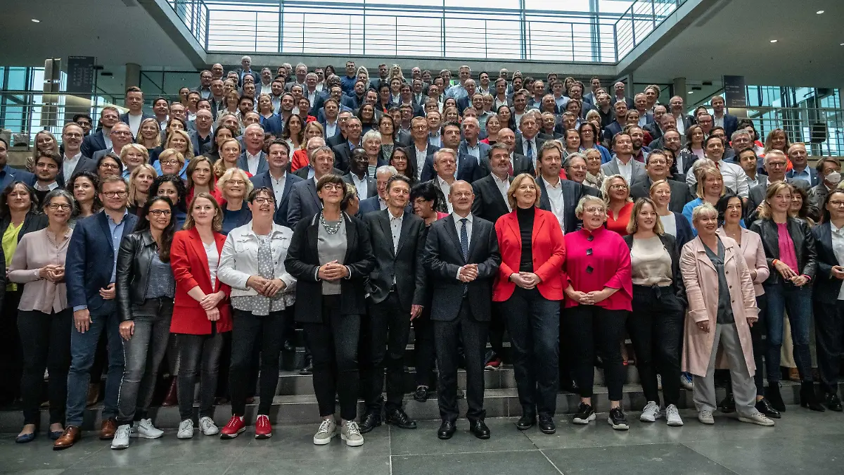 29.09.2021, Berlin: Die SPD-Fraktion steht bei einem Gruppenbild nach der Sitzung der SPD-Fraktion im Bundestag. Nach der Bundestagswahl beraten die Gremien der Parteien über die Aufstellung für die neue Legislaturperiode. Foto: Michael Kappeler/dpa +++ dpa-Bildfunk +++