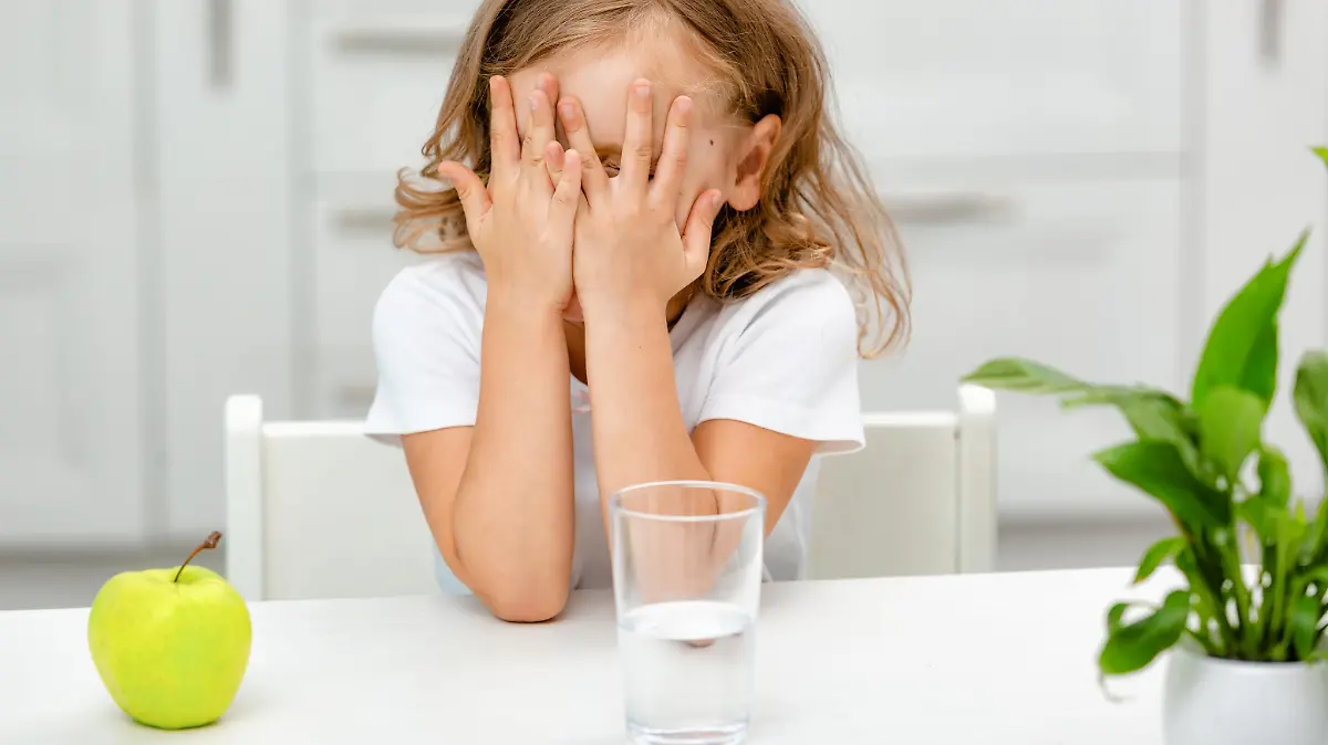 The little girl does not want or refuses to drink water. problems with the quality of purification and taste of water. dehydration of the body