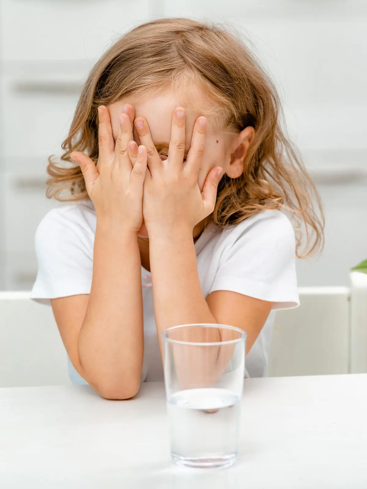 The little girl does not want or refuses to drink water. problems with the quality of purification and taste of water. dehydration of the body