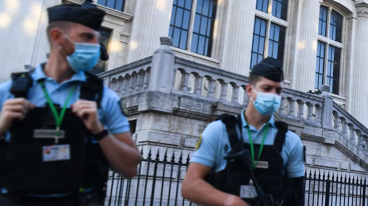 08.09.2021, Frankreich, Paris: Französische Gendarmen patrouillieren vor dem Justizpalast, dem Pariser Gerichtsgebäude, vor dem Beginn des Prozesses gegen die Angeklagten der Pariser Anschläge vom November 2015, der in einem provisorisch eingerichteten Gerichtssaal stattfindet. Am 8. September 2021 beginnt der größte Prozess in der modernen Rechtsgeschichte Frankreichs im Zusammenhang mit den Pariser Anschlägen vom November 2015, bei denen 130 Menschen in Bars, Restaurants und dem Konzertsaal Bataclan getötet wurden. Das Selbstmordattentat und der Schusswaffenangriff dreier Dschihadistengruppen, die von Syrien aus geplant wurden und zu denen sich später die Gruppe Islamischer Staat (IS) bekannte, war die schlimmste Gräueltat der französischen Nachkriegszeit. Foto: Alain Jocard/AFP/dpa +++ dpa-Bildfunk +++
