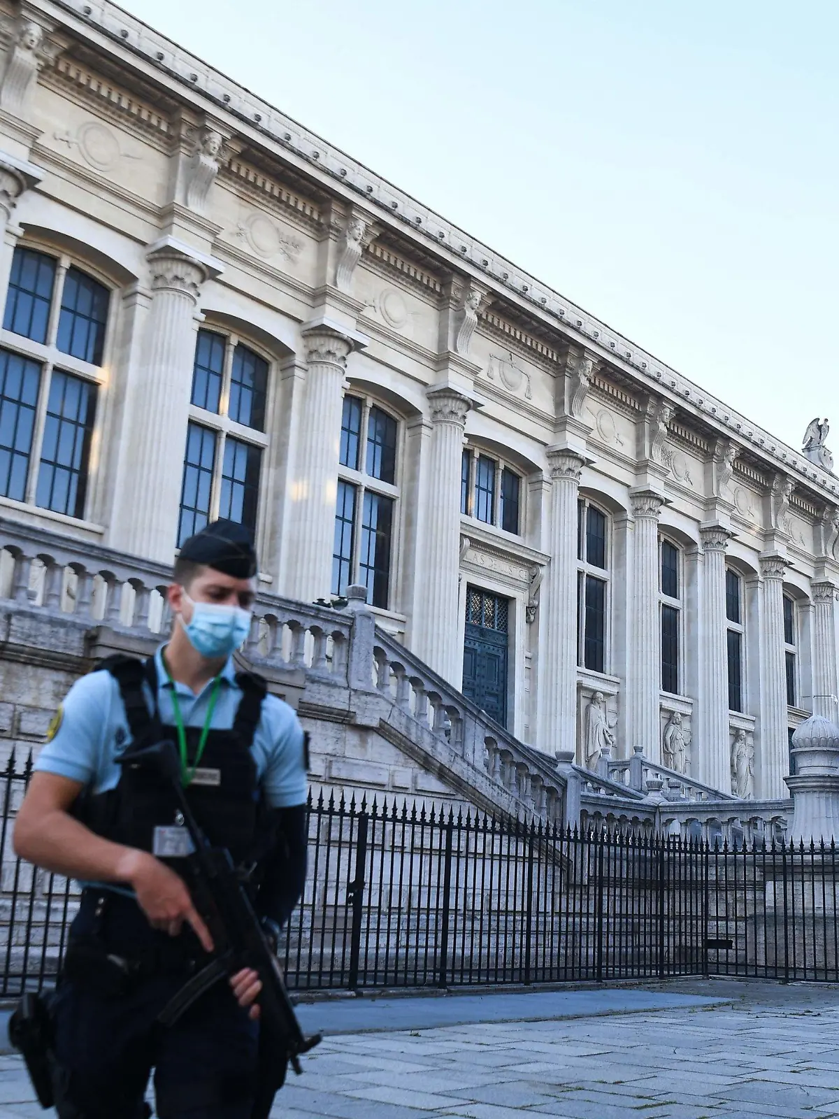 08.09.2021, Frankreich, Paris: Französische Gendarmen patrouillieren vor dem Justizpalast, dem Pariser Gerichtsgebäude, vor dem Beginn des Prozesses gegen die Angeklagten der Pariser Anschläge vom November 2015, der in einem provisorisch eingerichteten Gerichtssaal stattfindet. Am 8. September 2021 beginnt der größte Prozess in der modernen Rechtsgeschichte Frankreichs im Zusammenhang mit den Pariser Anschlägen vom November 2015, bei denen 130 Menschen in Bars, Restaurants und dem Konzertsaal Bataclan getötet wurden. Das Selbstmordattentat und der Schusswaffenangriff dreier Dschihadistengruppen, die von Syrien aus geplant wurden und zu denen sich später die Gruppe Islamischer Staat (IS) bekannte, war die schlimmste Gräueltat der französischen Nachkriegszeit. Foto: Alain Jocard/AFP/dpa +++ dpa-Bildfunk +++