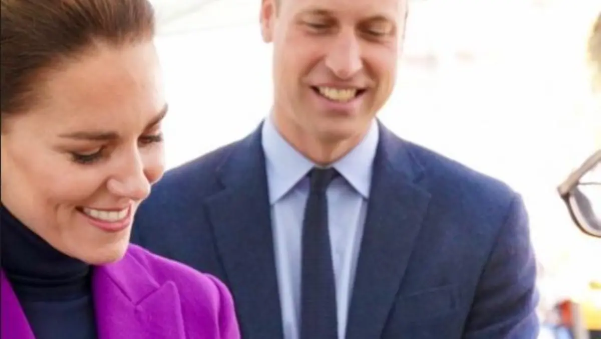 Herzogin Kate und Prinz William posieren mit einer Spinne