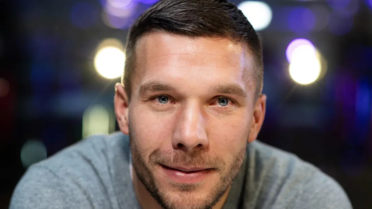 ARCHIV - 13.01.2019, Nordrhein-Westfalen, Gummersbach: Der frühere Fußall-Nationalspieler Lukas Podolski lächelt, nachdem er einen Partnervertrag mit dem Internet-Dienstleister Rakuten unterschrieben hat. (zu "Podolski freut sich auf Wiederbeginn - «Mir fehlt der Wettkampf») Foto: Bernd Thissen/dpa +++ dpa-Bildfunk +++