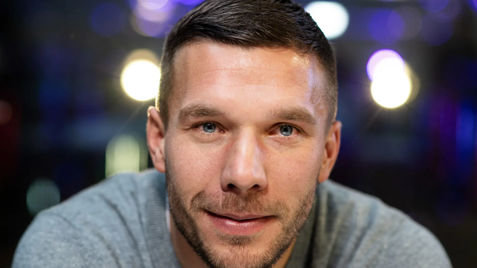 ARCHIV - 13.01.2019, Nordrhein-Westfalen, Gummersbach: Der frühere Fußall-Nationalspieler Lukas Podolski lächelt, nachdem er einen Partnervertrag mit dem Internet-Dienstleister Rakuten unterschrieben hat. (zu "Podolski freut sich auf Wiederbeginn - «Mir fehlt der Wettkampf») Foto: Bernd Thissen/dpa +++ dpa-Bildfunk +++