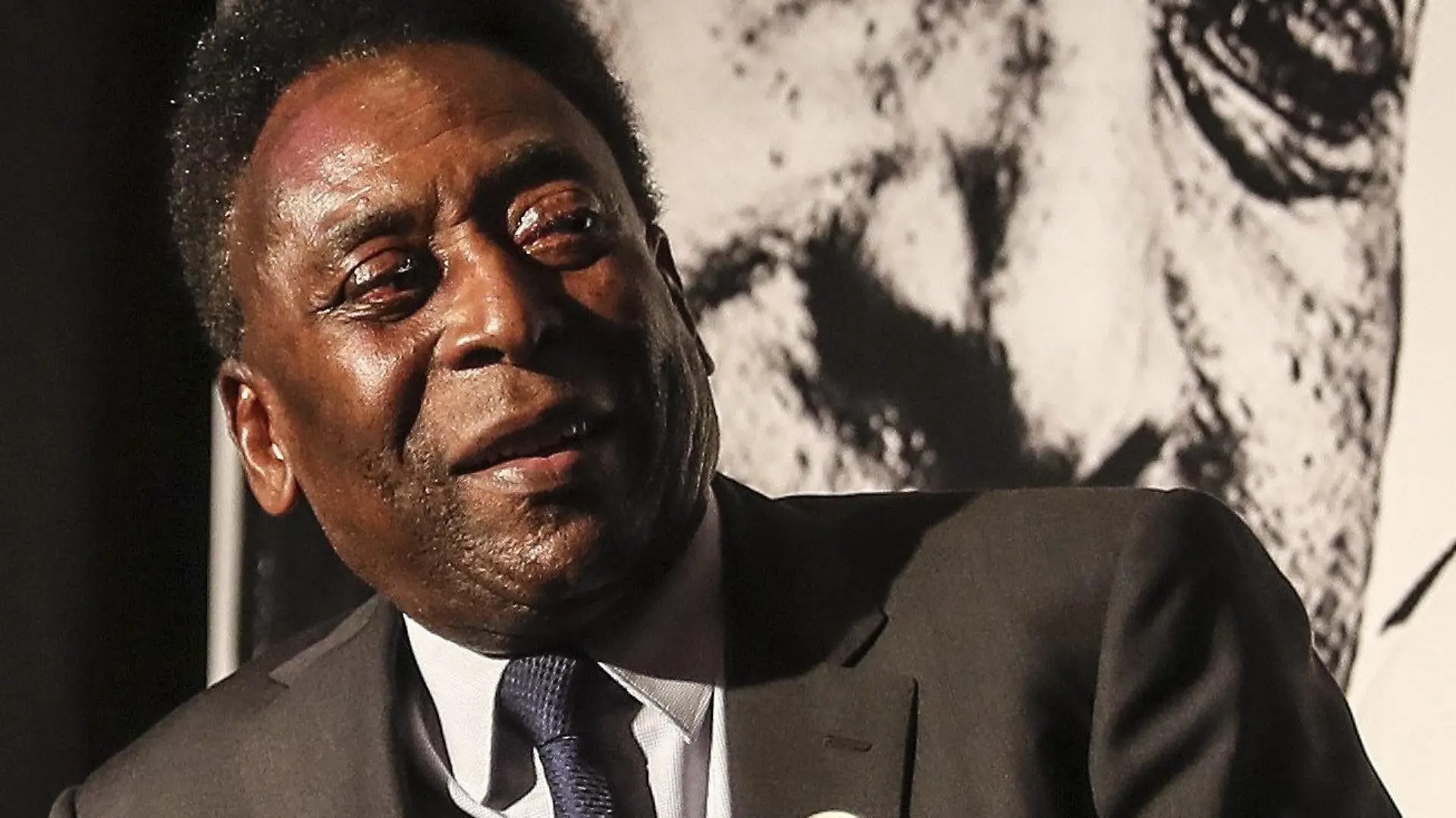 ARCHIV - 02.08.2016, Brasilien, Rio De Janeiro: Der brasilianischen Fußball-Legende Edson Arantes do Nascimento alias Pele bei der Vorstellung der Pele Academy. Brasiliens Fußball-Legende Pelé ist nach der Entfernung eines Tumors am Darm weiter in intensiver medizinischer Behandlung. «Der Patient Edson Arantes do Nascimento erholt sich in zufriedenstellender Weise», hieß es. Foto: Antonio Lacerda/EFE/dpa +++ dpa-Bildfunk +++