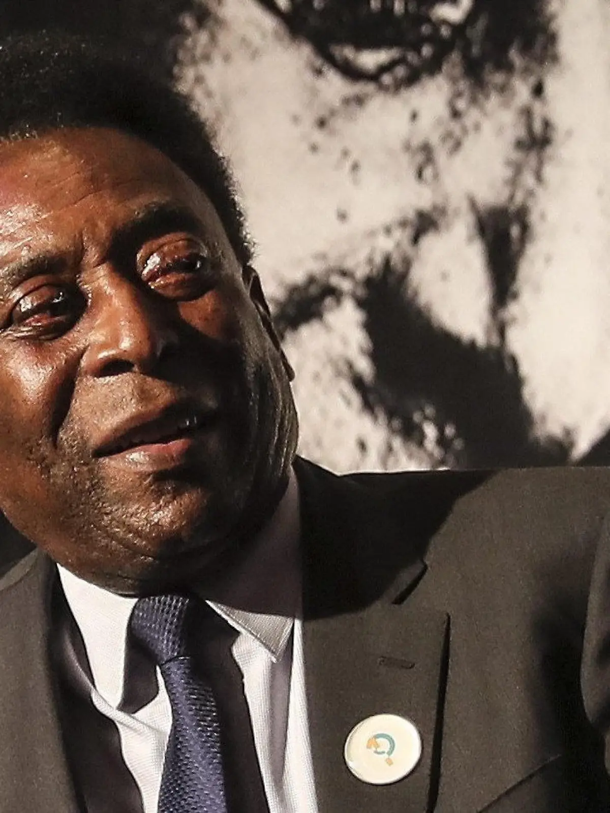 ARCHIV - 02.08.2016, Brasilien, Rio De Janeiro: Der brasilianischen Fußball-Legende Edson Arantes do Nascimento alias Pele bei der Vorstellung der Pele Academy. Brasiliens Fußball-Legende Pelé ist nach der Entfernung eines Tumors am Darm weiter in intensiver medizinischer Behandlung. «Der Patient Edson Arantes do Nascimento erholt sich in zufriedenstellender Weise», hieß es. Foto: Antonio Lacerda/EFE/dpa +++ dpa-Bildfunk +++