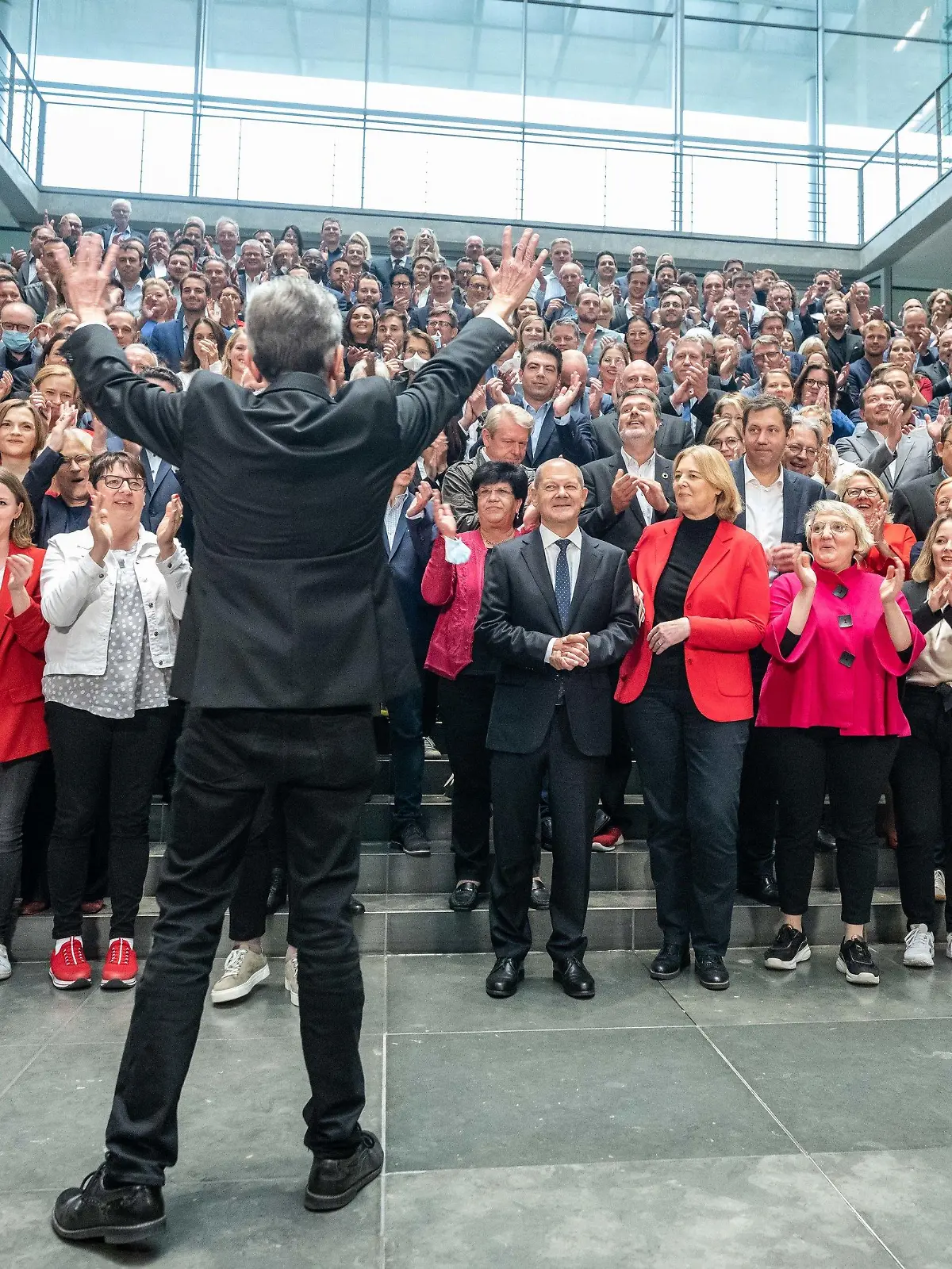 29.09.2021, Berlin: Die SPD Fraktion applaudiert dem wiedergewählten Fraktionschef Rolf Mützenich (vorne) bei einem Gruppenbild nach der Sitzung der SPD-Fraktion im Bundestag. Nach der Bundestagswahl beraten die Gremien der Parteien über die Aufstellung für die neue Legislaturperiode. Foto: Michael Kappeler/dpa +++ dpa-Bildfunk +++