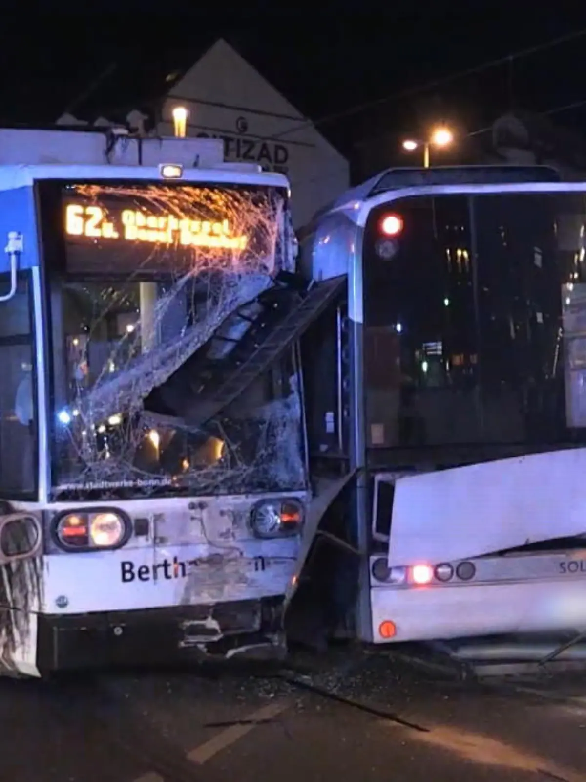 Bild zu: "Straßenbahn stößt mit Bus zusammen"