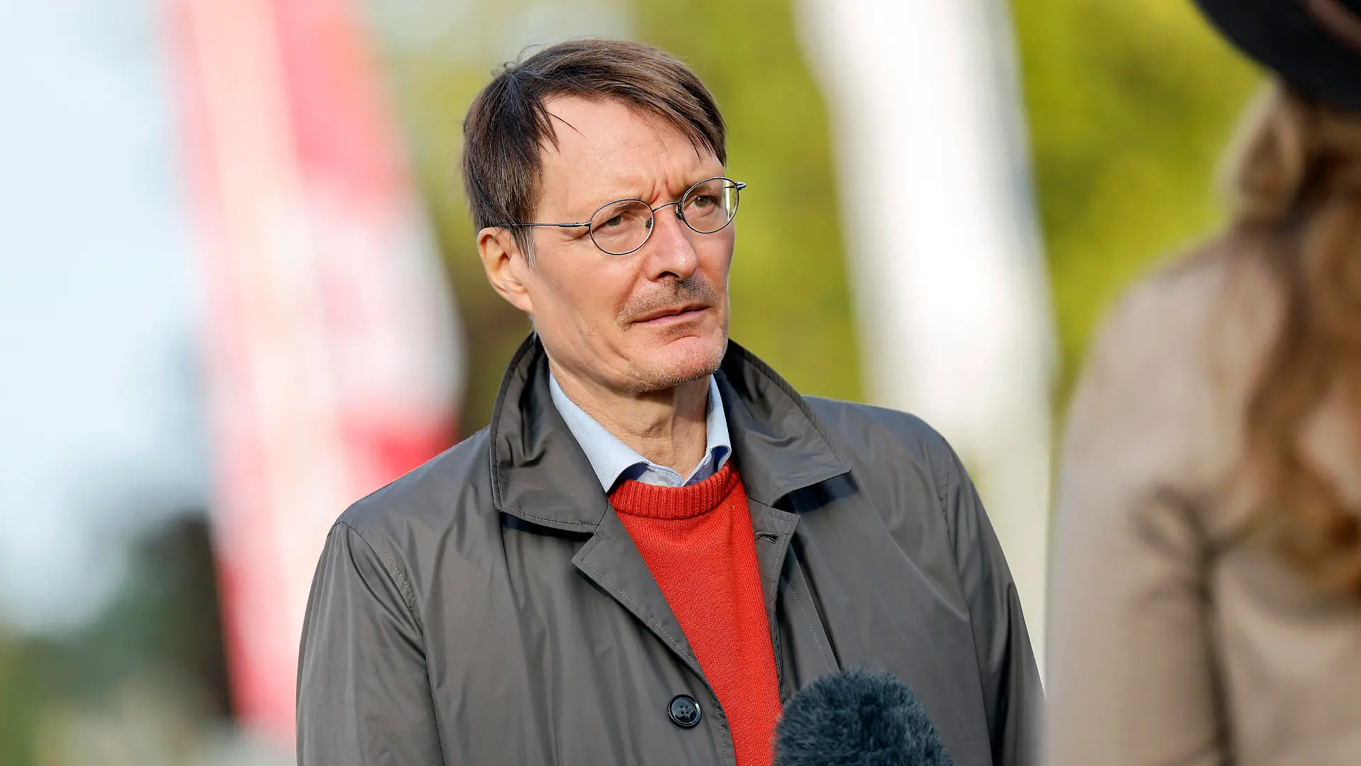Karl Lauterbach spricht mit Vertretern von Fridays for Future über die Bewältigung der Klimakrise im Park-Cafe. Leverkusen, 21.09.2021 *** Karl Lauterbach talks to representatives of Fridays for Future about tackling the climate crisis at the Park Cafe Leverkusen, 21 09 2021 Foto:xC.xHardtx/xFuturexImage