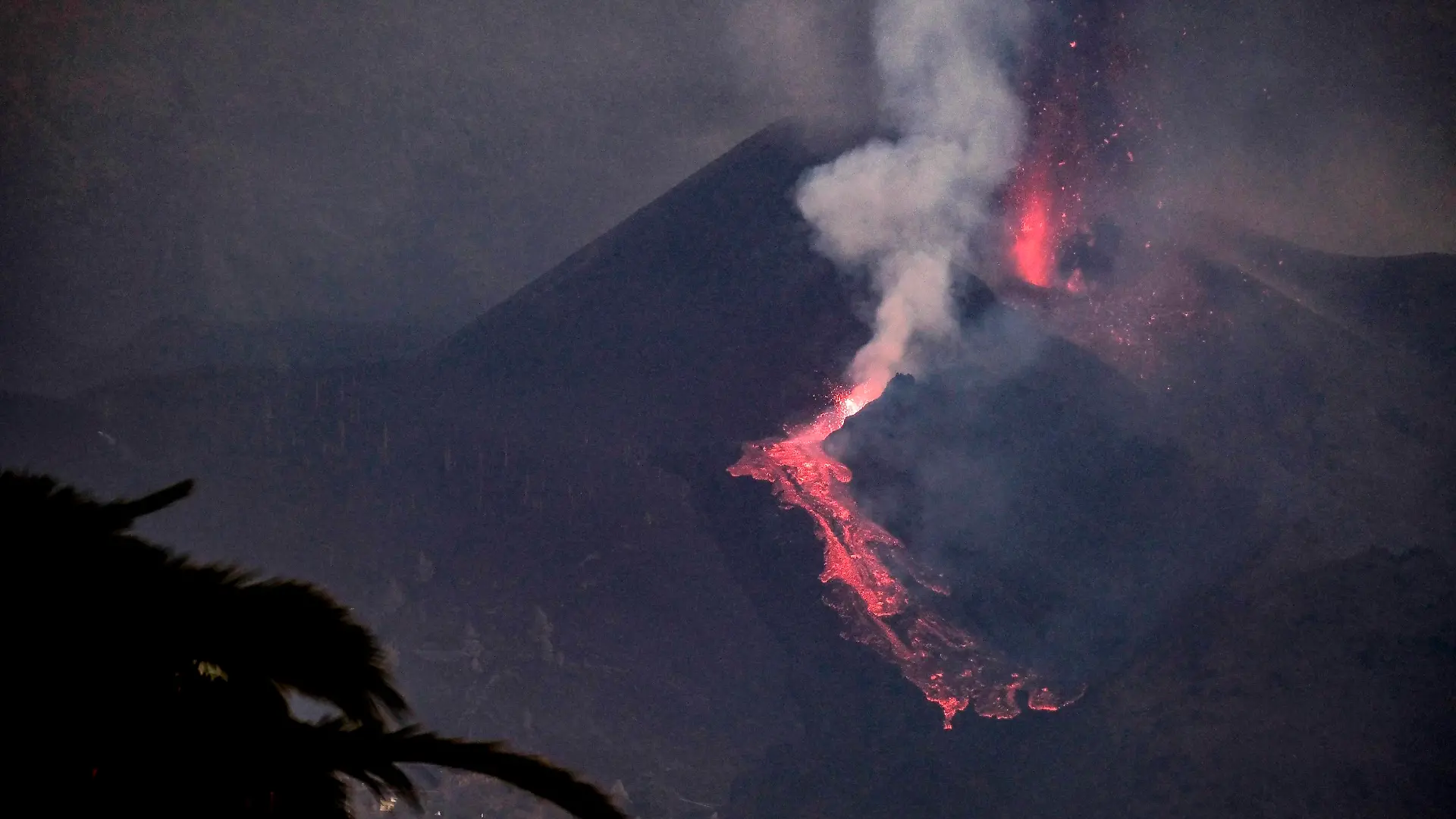  View of the eruption of Cumbre Vieja Volcano in La Palma island, Canary Islands, Spain, 27 September 2021. The Cumbre Vieja volcano began to erupt in the Montana Rajada mountains in the municipality of El Paso on 19 September. The area had registered hundreds of small earthquakes along the week as magma pressed the subsoil on its way out, urging the regional authorities to evacuate locals before the eruption took place. Cumbre Vieja volcano continues in eruption ACHTUNG: NUR REDAKTIONELLE NUTZUNG PUBLICATIONxINxGERxSUIxAUTxONLY Copyright: xngelxMedinaxGx GRAF288 20210927-a1e413b5f4d8a8bb31be404f6b869c0f400053bf