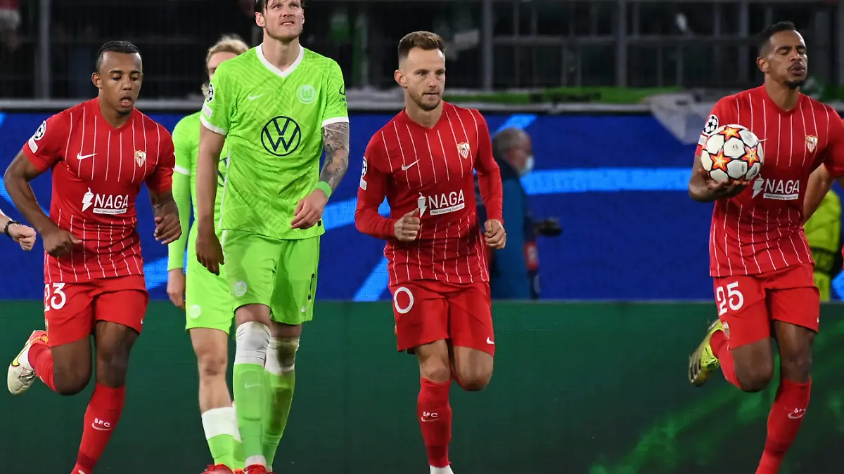 Fußball: Champions League, VfL Wolfsburg - FC Sevilla, Gruppenphase, Gruppe G, 2. Spieltag in der Volkswagen Arena. Sevillas Ivan Rakitic (M) bejubelt sein Tor zum 1;1 neben Wolfsburgs Wout Weghorst.