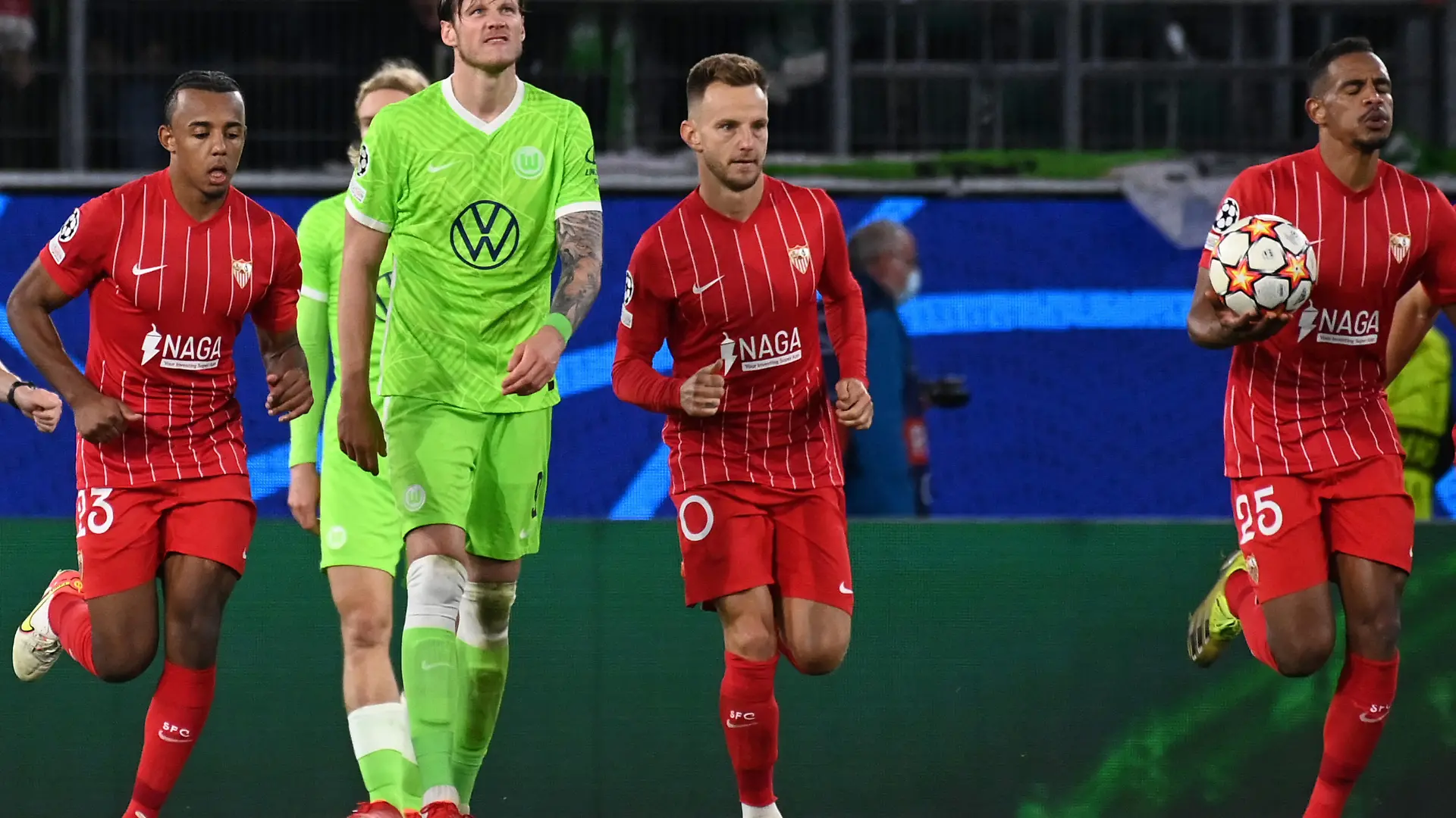 Fußball: Champions League, VfL Wolfsburg - FC Sevilla, Gruppenphase, Gruppe G, 2. Spieltag in der Volkswagen Arena. Sevillas Ivan Rakitic (M) bejubelt sein Tor zum 1;1 neben Wolfsburgs Wout Weghorst.