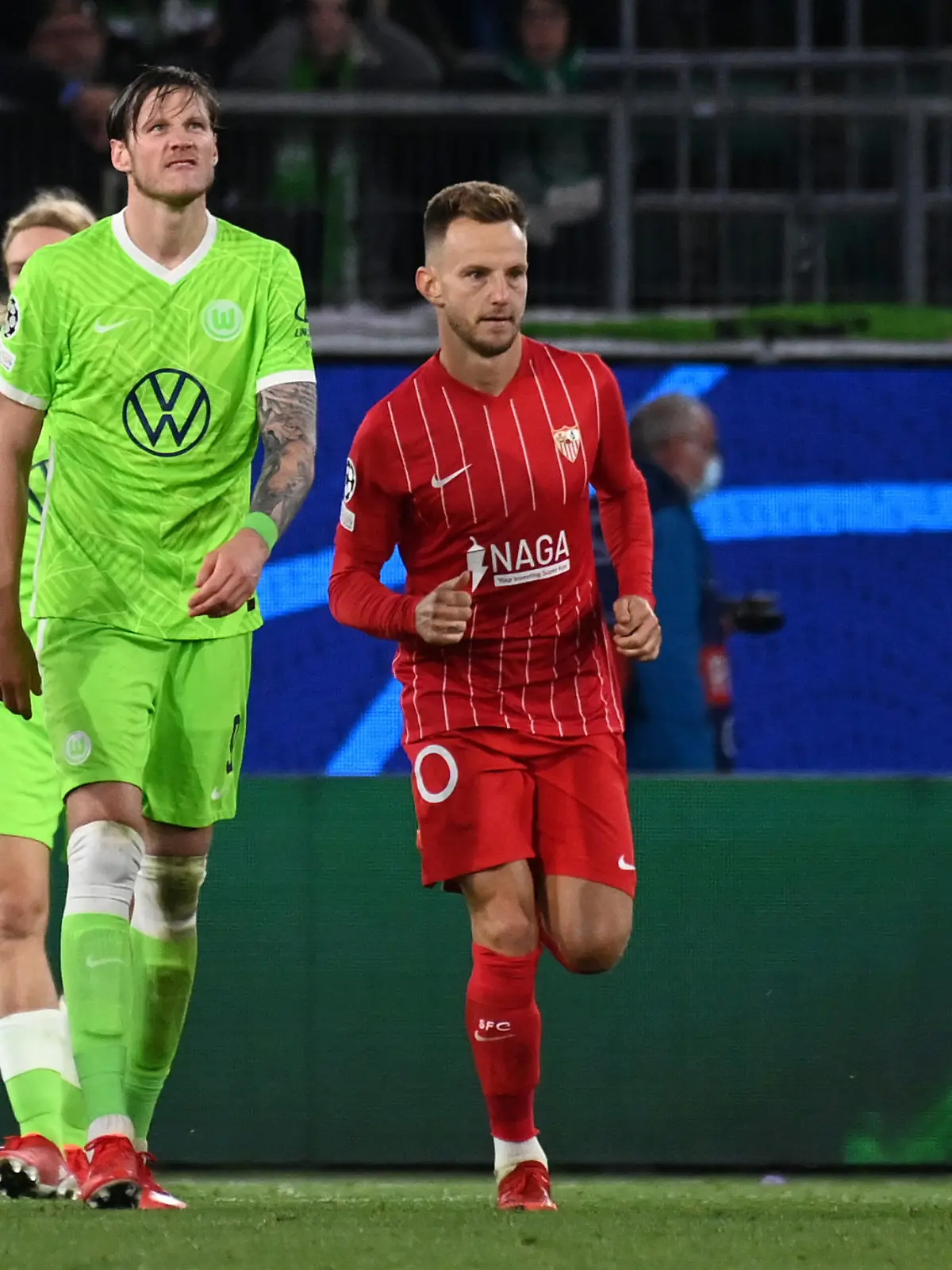 Fußball: Champions League, VfL Wolfsburg - FC Sevilla, Gruppenphase, Gruppe G, 2. Spieltag in der Volkswagen Arena. Sevillas Ivan Rakitic (M) bejubelt sein Tor zum 1;1 neben Wolfsburgs Wout Weghorst.