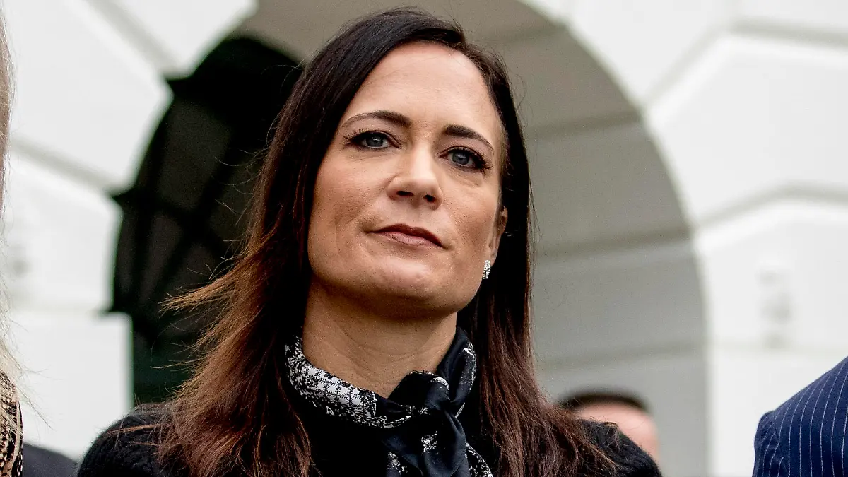 ARCHIV - 03.10.2019, USA, Washington: Die damalige Pressesprecherin des Weißen Hauses, Stephanie Grisham, hört zu, wie US-Präsident Trump auf dem Rasen des Weißen Hauses in Washington zu den Medien spricht. (zu dpa ««Musik-Mann» und große Schere: Neues Buch über Trump sorgt für Wirbel») Foto: Andrew Harnik/AP/dpa +++ dpa-Bildfunk +++