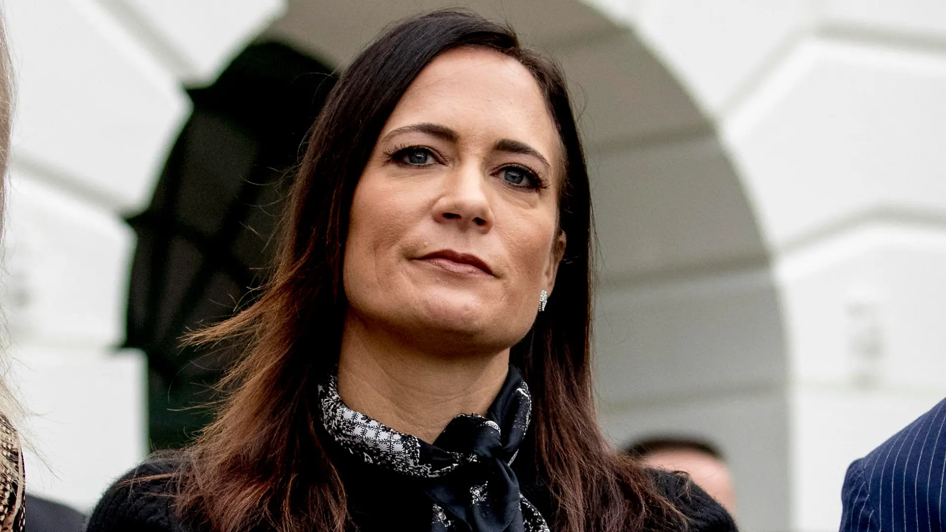 ARCHIV - 03.10.2019, USA, Washington: Die damalige Pressesprecherin des Weißen Hauses, Stephanie Grisham, hört zu, wie US-Präsident Trump auf dem Rasen des Weißen Hauses in Washington zu den Medien spricht. (zu dpa ««Musik-Mann» und große Schere: Neues Buch über Trump sorgt für Wirbel») Foto: Andrew Harnik/AP/dpa +++ dpa-Bildfunk +++