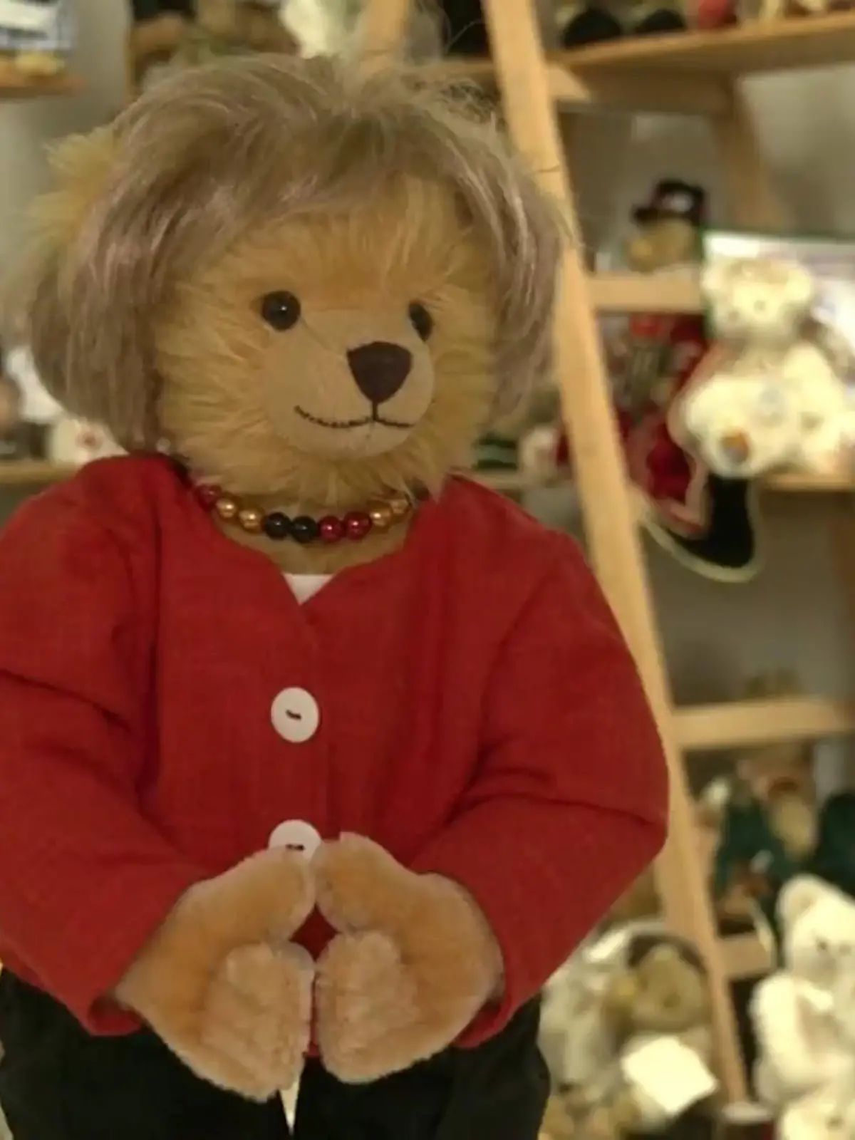 Blonde Haare, Perlenkette, roter Blazer und die Merkel-Raute: Im bayerischen Oberfranken gibt’s Angie als Teddybären. Die Coburger Teddy-Fabrik will mit der etwa 40 Zentimeter großen Merkel-Nachbildung ihre Amtszeit ehren.