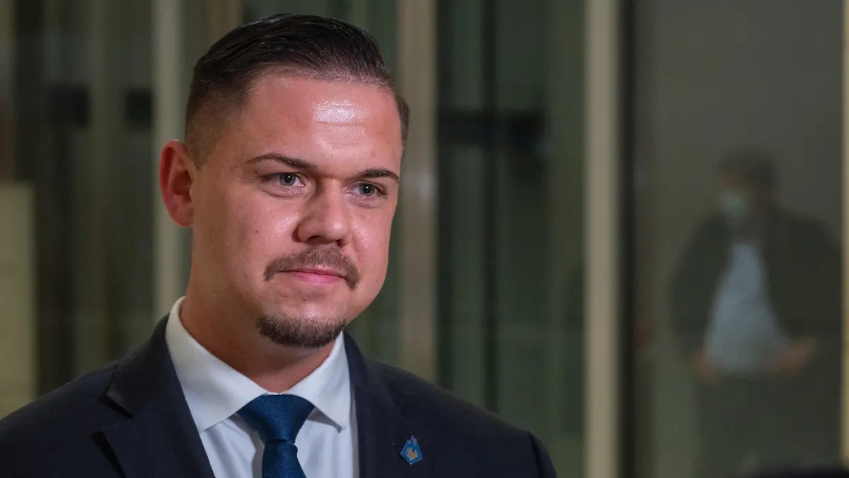 29.09.2021, Berlin: Hannes Gnauck (AfD), Mitglied des Deutschen Bundestags, spricht in einer Pause während der konstituierenden Sitzung der künftigen Bundestagsfraktion der AfD. Foto: Christophe Gateau/dpa +++ dpa-Bildfunk +++